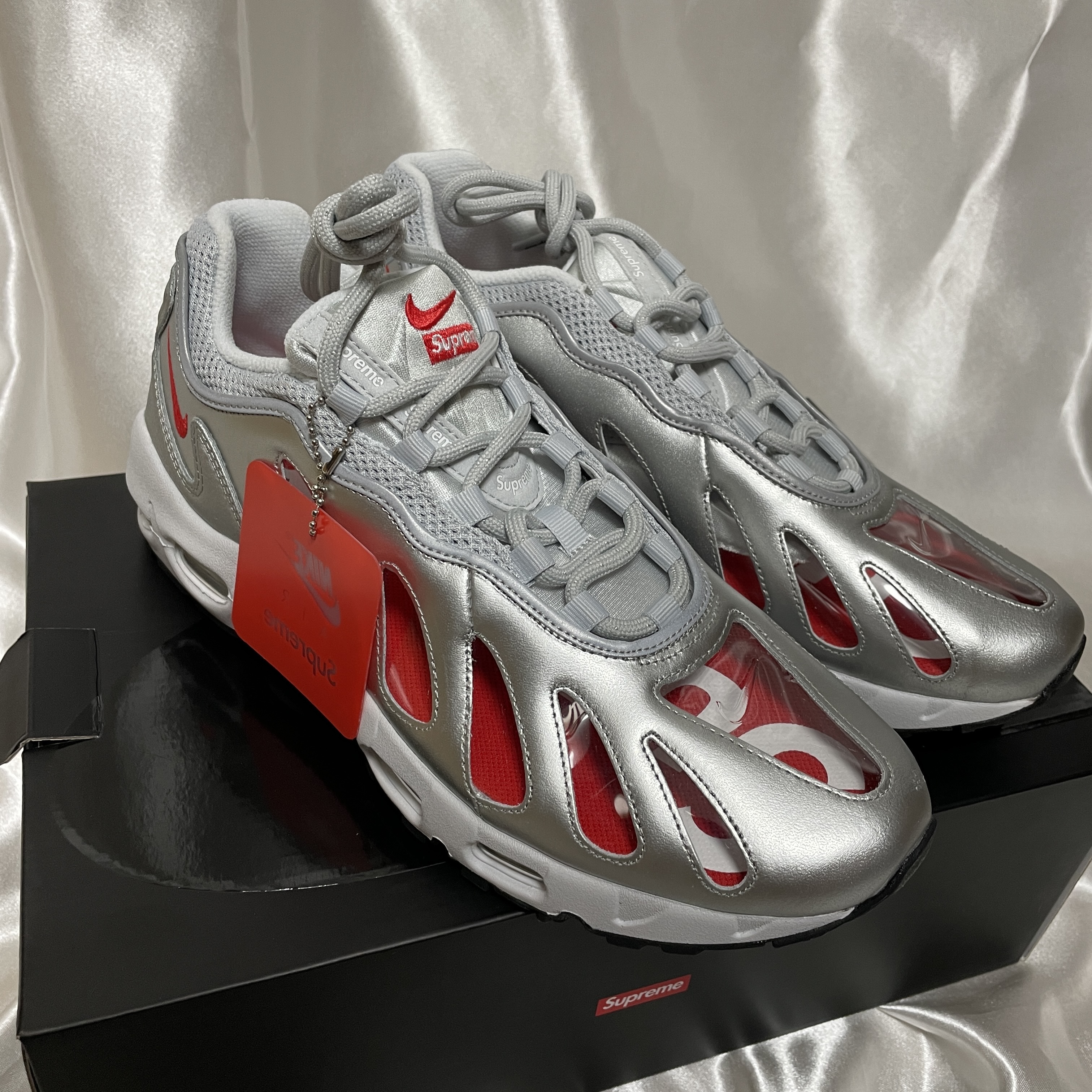 Nike x Supreme Air Max 96 Metallic Silver 착용 스타일 - 2