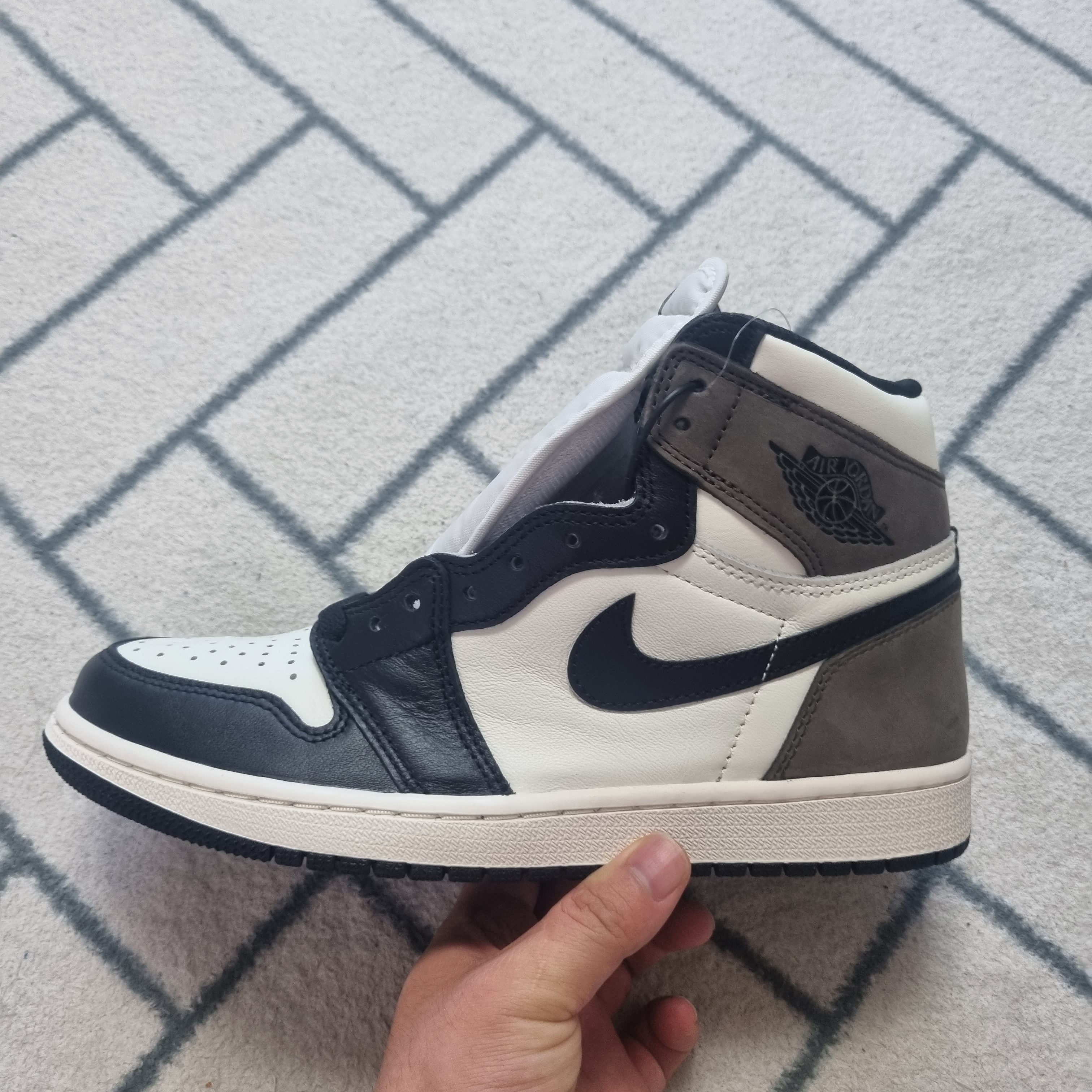 Jordan 1 Retro High OG Black Mocha 착용 스타일 - 2