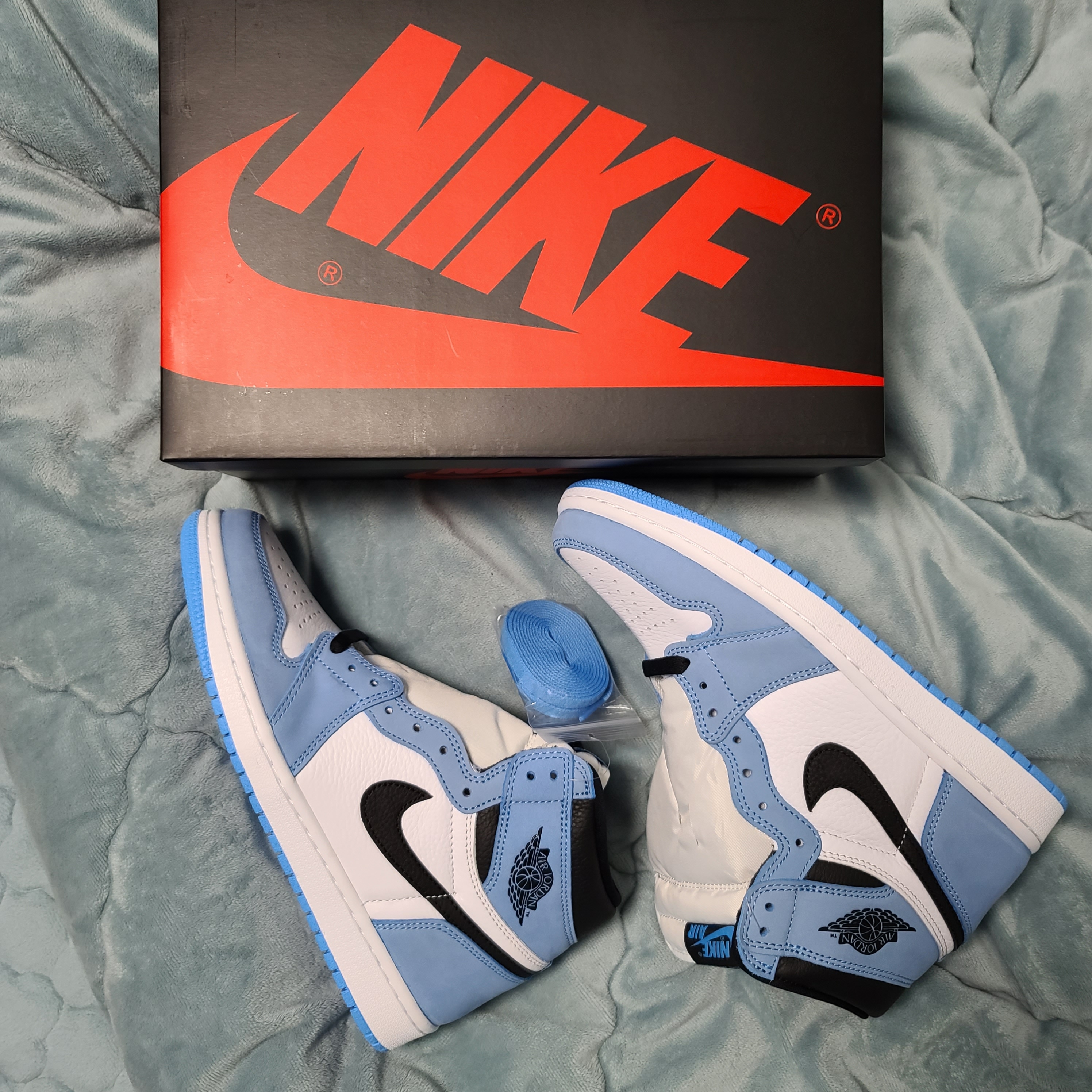 Jordan 1 Retro High OG University Blue 착용 스타일 - 1