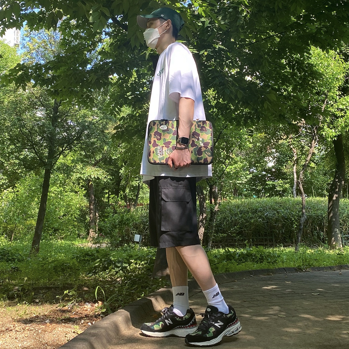 New Balance x BAPE 2002R Black Camo (Special Box) 착용 스타일 - 2