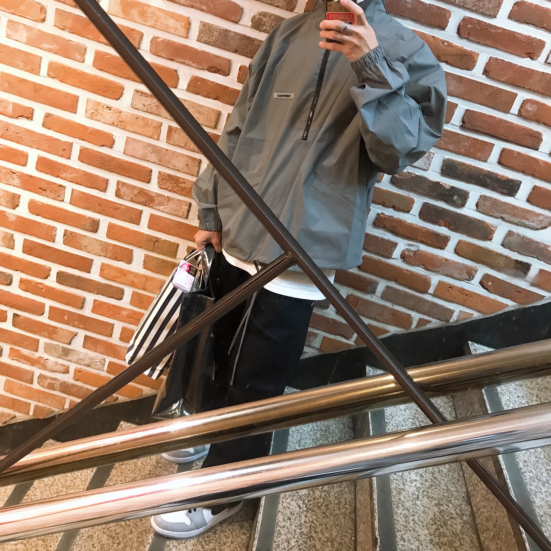Jordan 1 Mid Light Smoke Grey, Essentials Track Jacket Silver Reflective - 20SS 착용 스타일 - 2