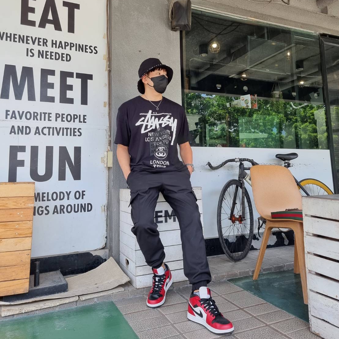 Stussy DSM World Tour T-Shirt Navy 2021, Jordan 1 Mid Chicago Black Toe 착용 스타일