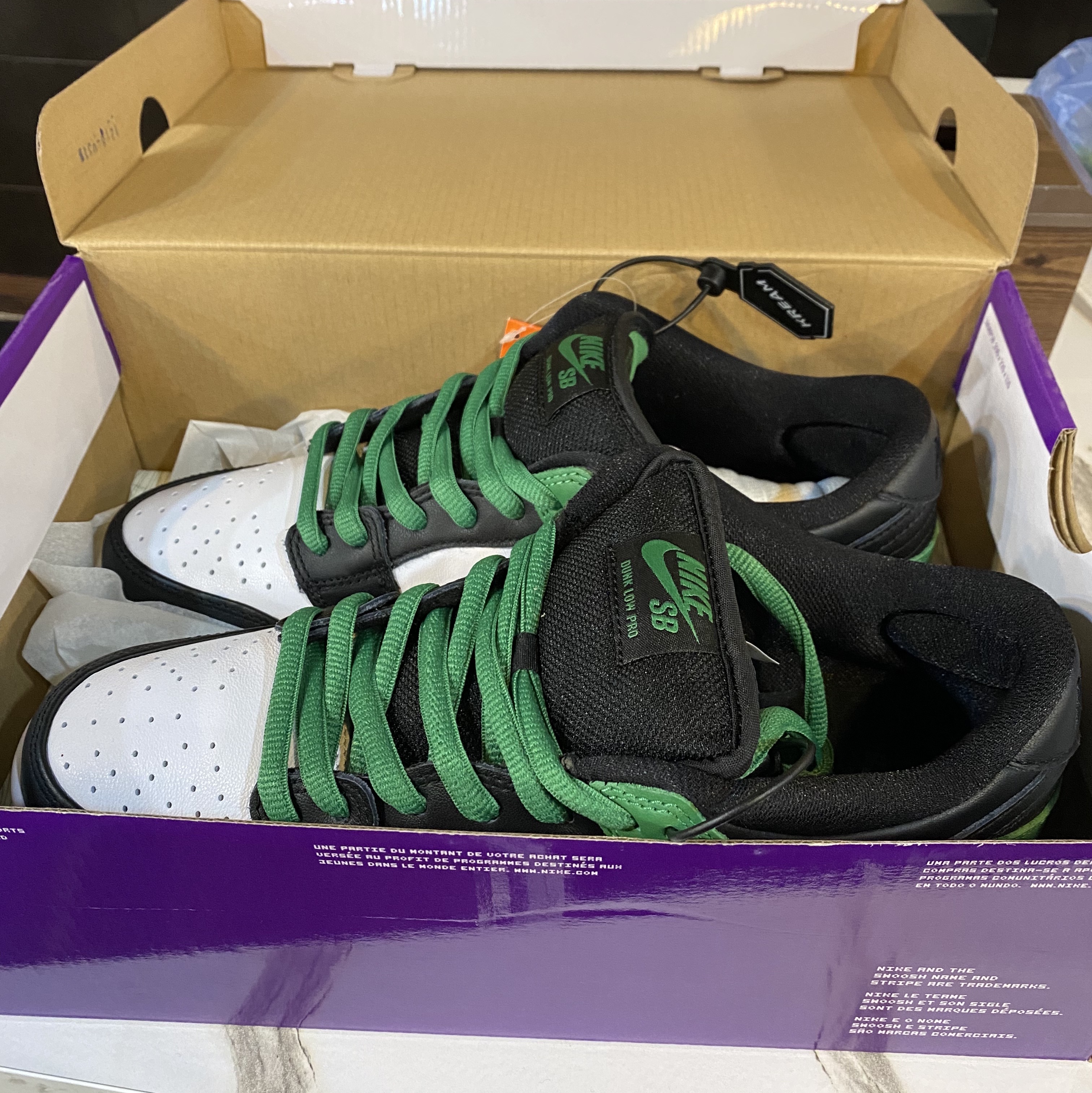 Nike SB Dunk Low Pro Black and Classic Green 착용 스타일 - 3
