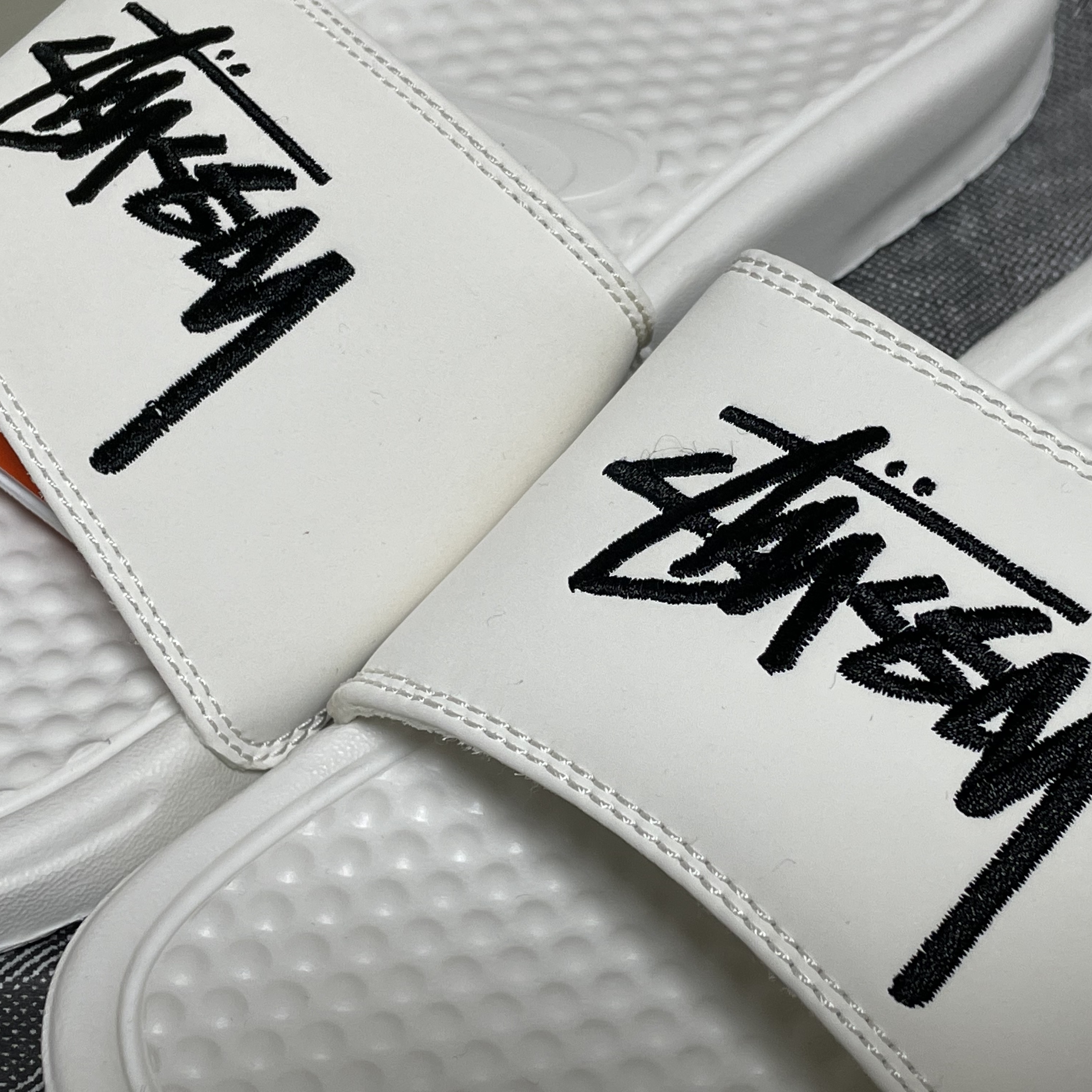 Nike x Stussy Benassi Slide Sail 착용 스타일 - 2