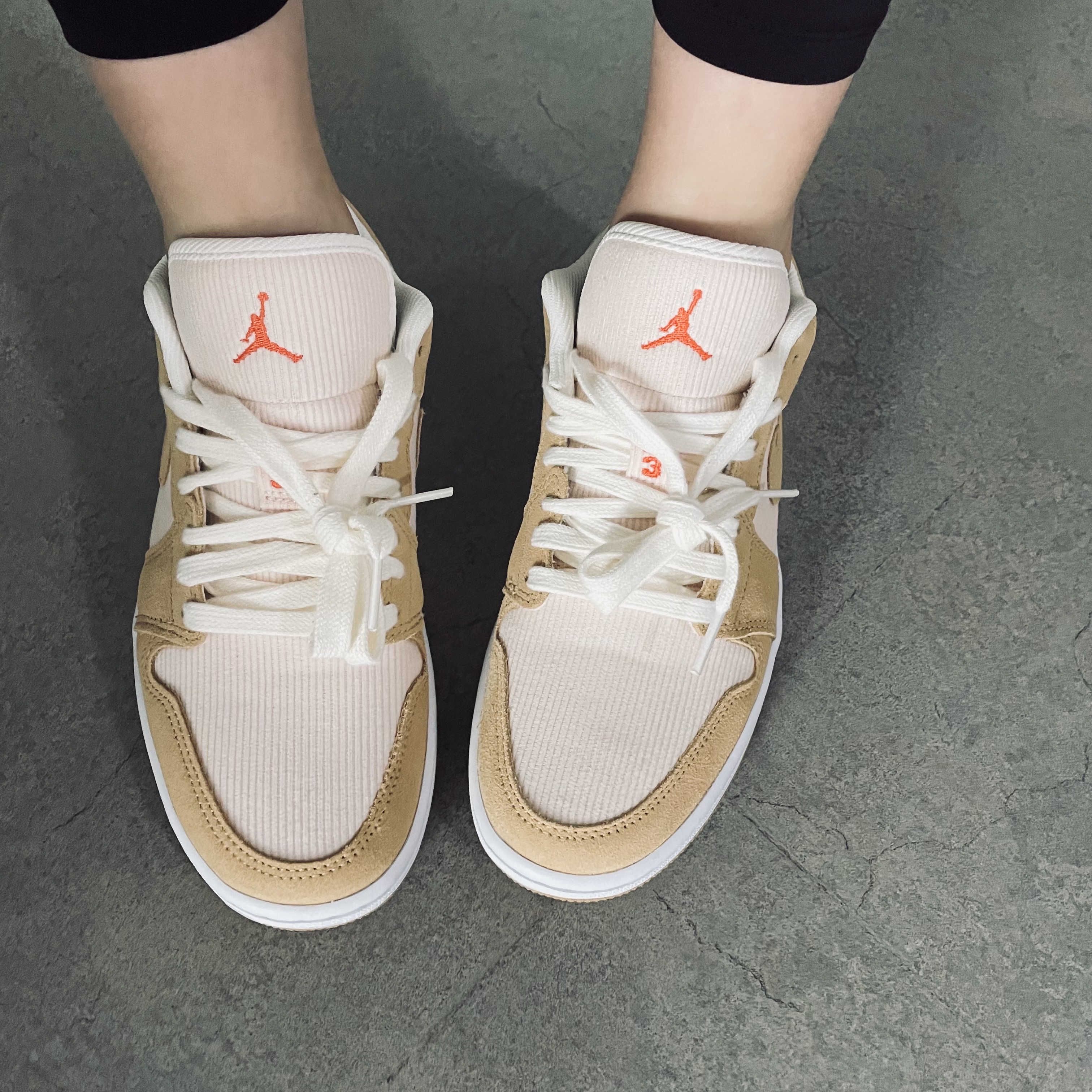 (W) Jordan 1 Low SE Corduroy Tan 착용 스타일 - 2