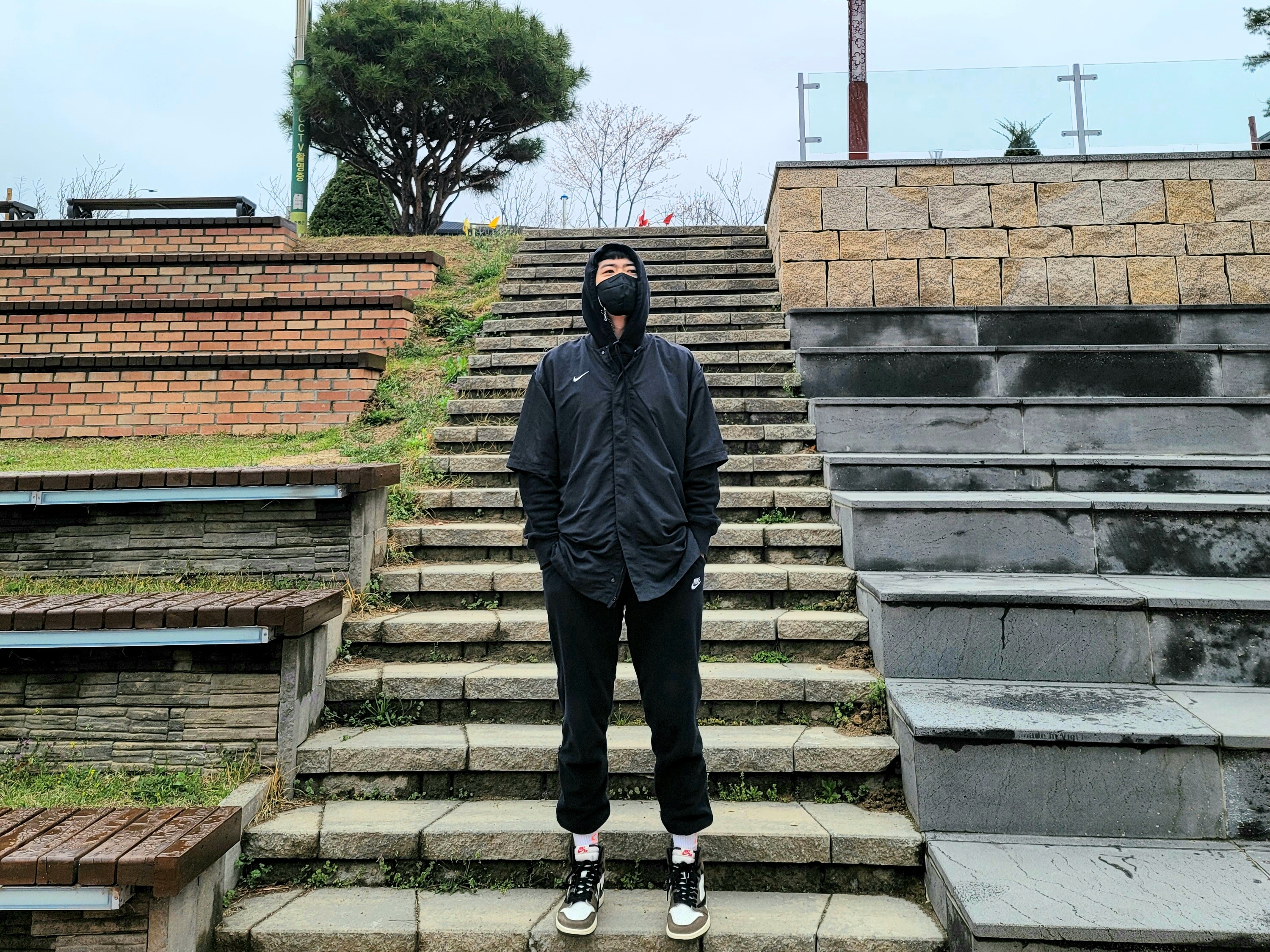 Jordan 1 x Travis Scott Retro High OG SP Mocha, Nike x Fear of God Warm Up Top Off Noir 착용 스타일