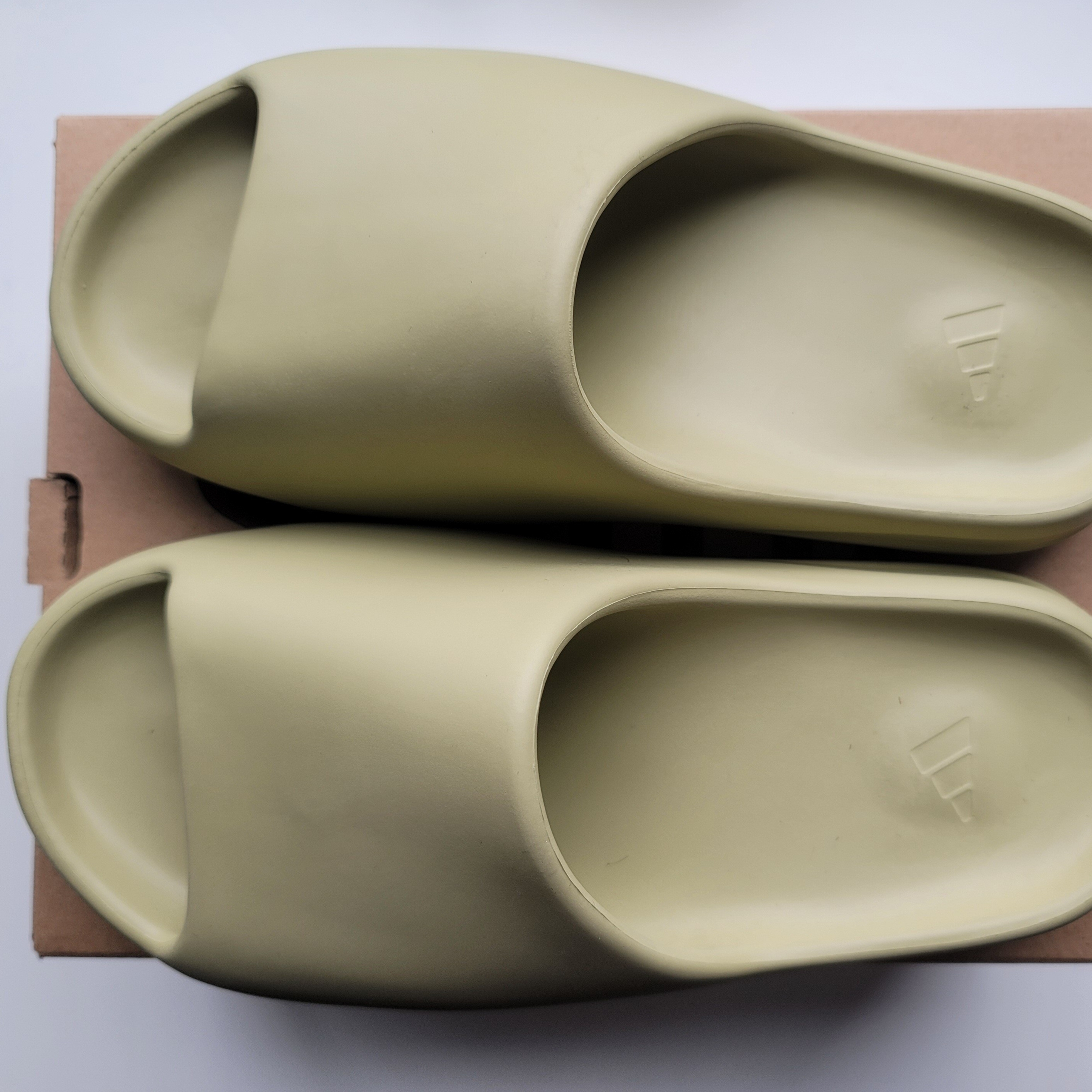 Adidas Yeezy Slide Resin 2021, Adidas Yeezy Slide Pure 착용 스타일 - 4