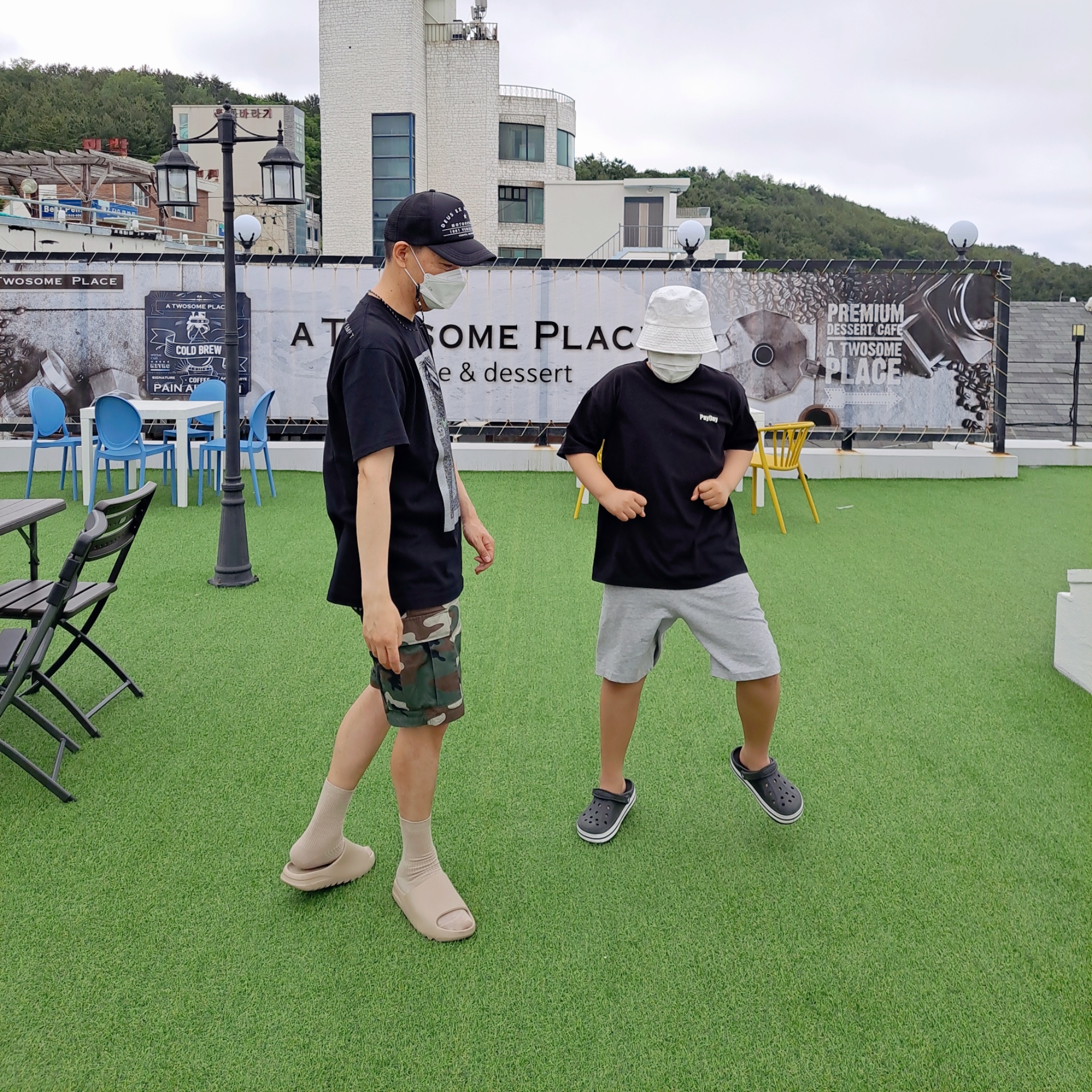 Adidas Yeezy Slide Pure 착용 스타일 - 5