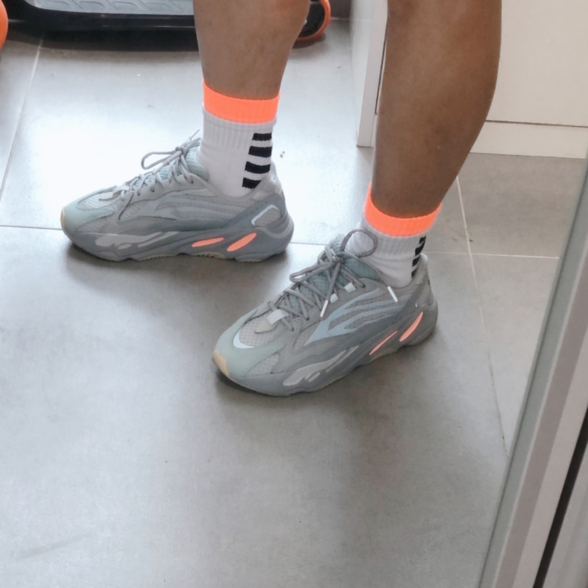 Adidas Yeezy Boost 700 V2 Inertia, Palace x Arc'teryx T-Shirt Ochre - 20FW 착용 스타일 - 3