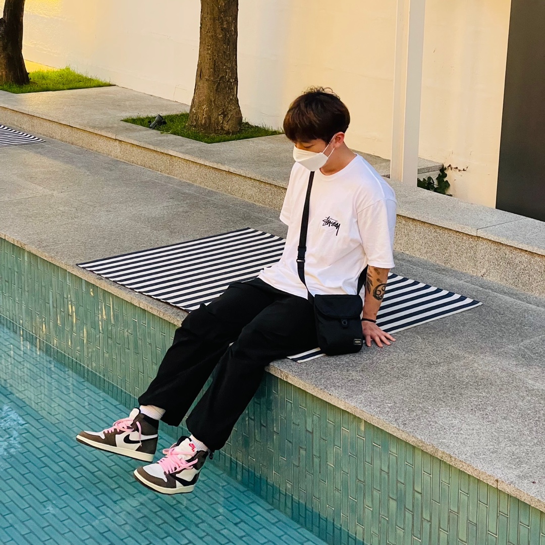 Jordan 1 x Travis Scott Retro High OG SP Mocha, Stussy Reflection T-Shirt White 착용 스타일