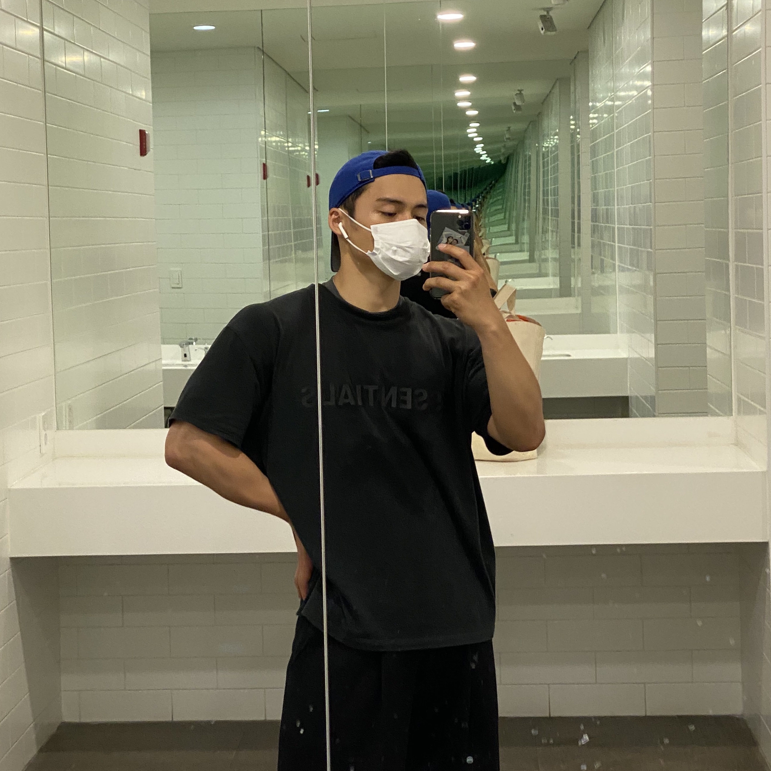 Essentials 3D Silicon Applique Boxy T-Shirt Dark Slate/Black 2020 착용 스타일