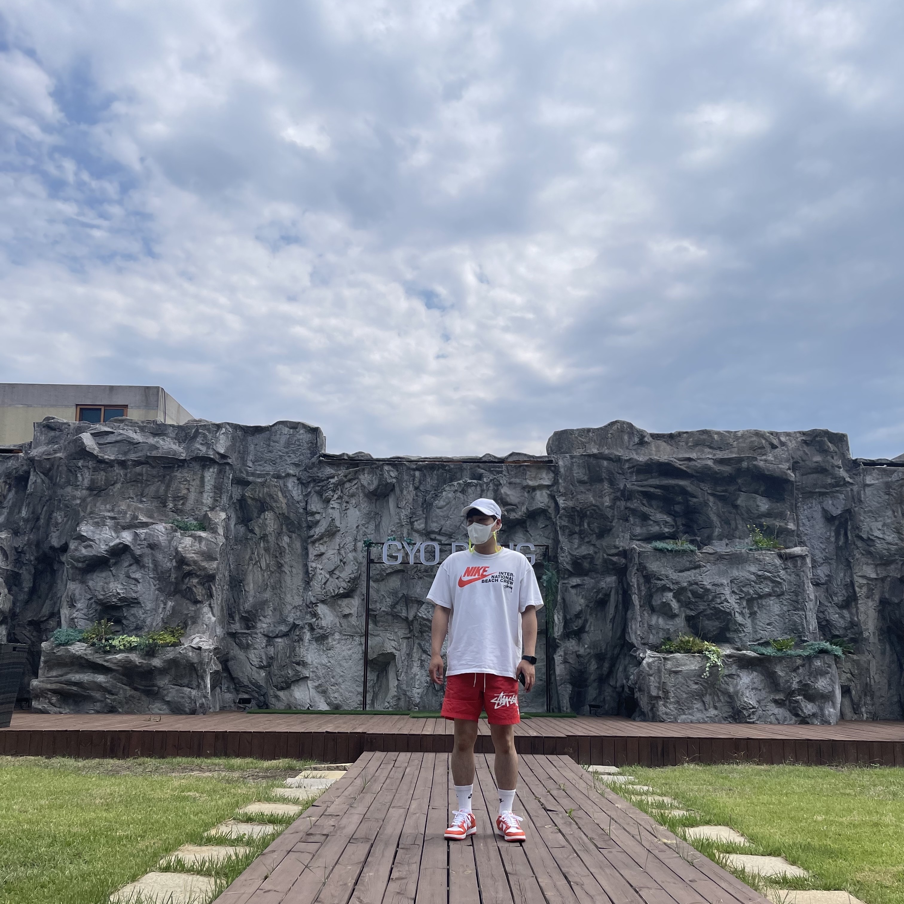 Nike Dunk Low SP Syracuse 2020, Nike x Stussy Water Shorts Habanero Red 착용 스타일