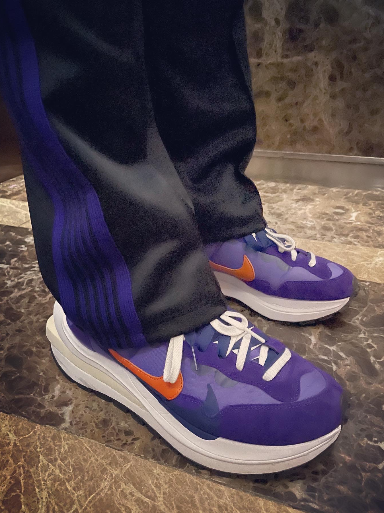 Nike x Sacai VaporWaffle Dark Iris 착용 스타일 - 3