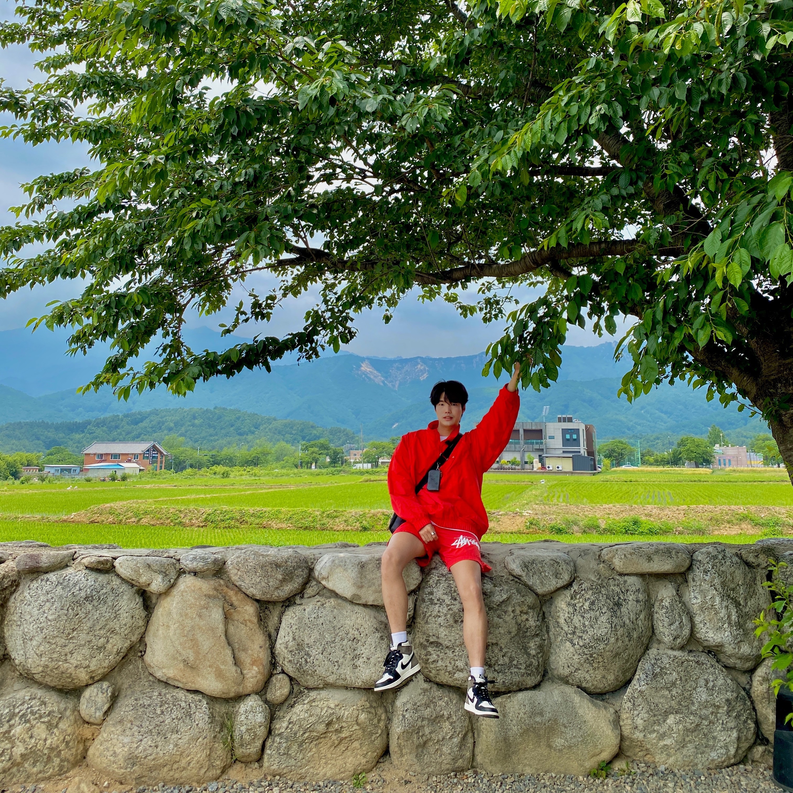 Nike x Stussy Windrunner Jacket Habanero Red, Jordan 1 Retro High OG Black Mocha 착용 스타일 - 1