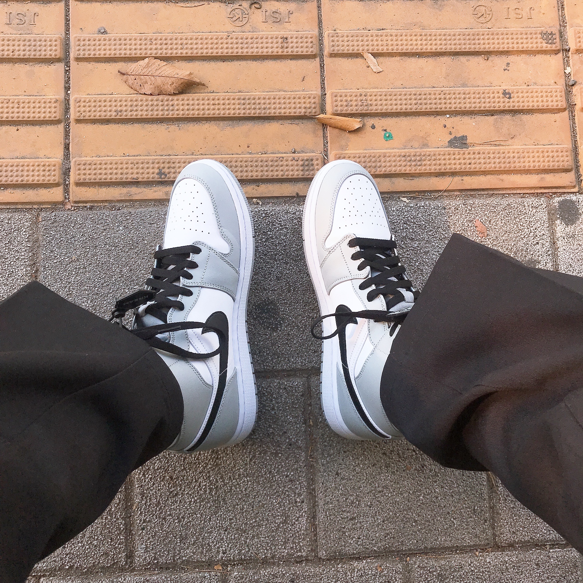 Jordan 1 Mid Light Smoke Grey, Essentials Track Jacket Silver Reflective - 20SS 착용 스타일 - 1
