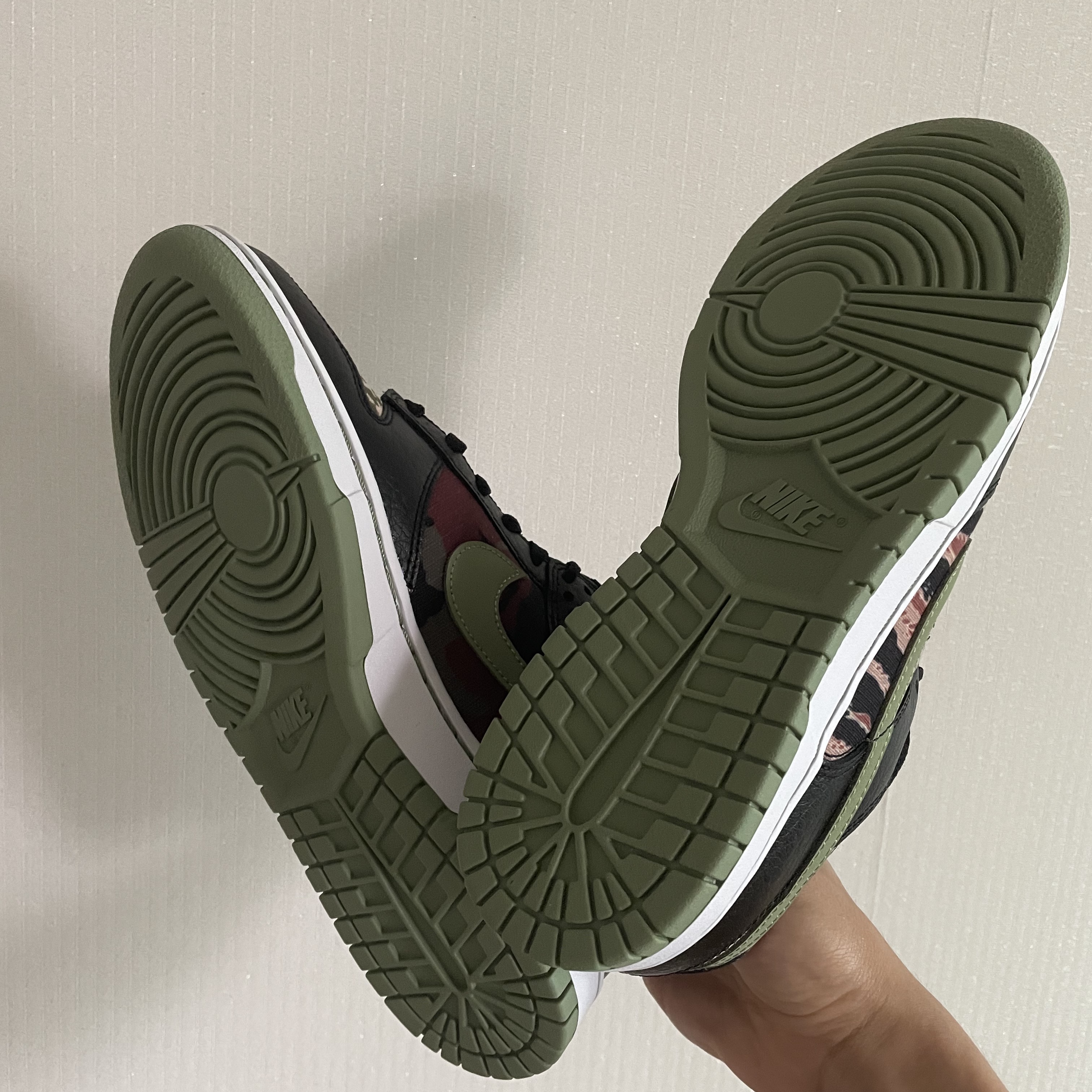Nike Dunk Low SE Black Multi Camo 착용 스타일 - 2