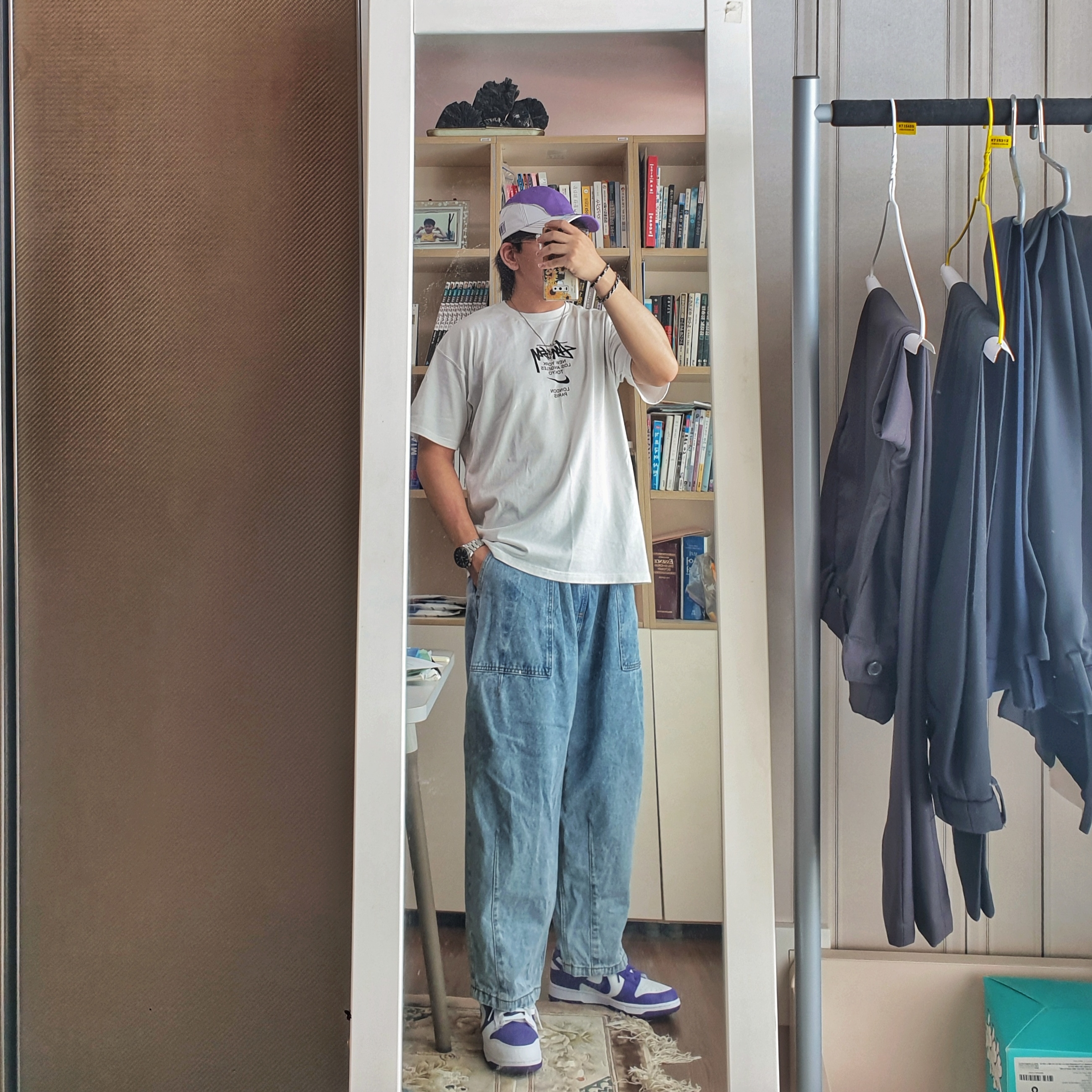 (W) Nike Dunk Low SE Flip, Nike x Stussy WT T-Shirt White - US/EU 착용 스타일 - 1
