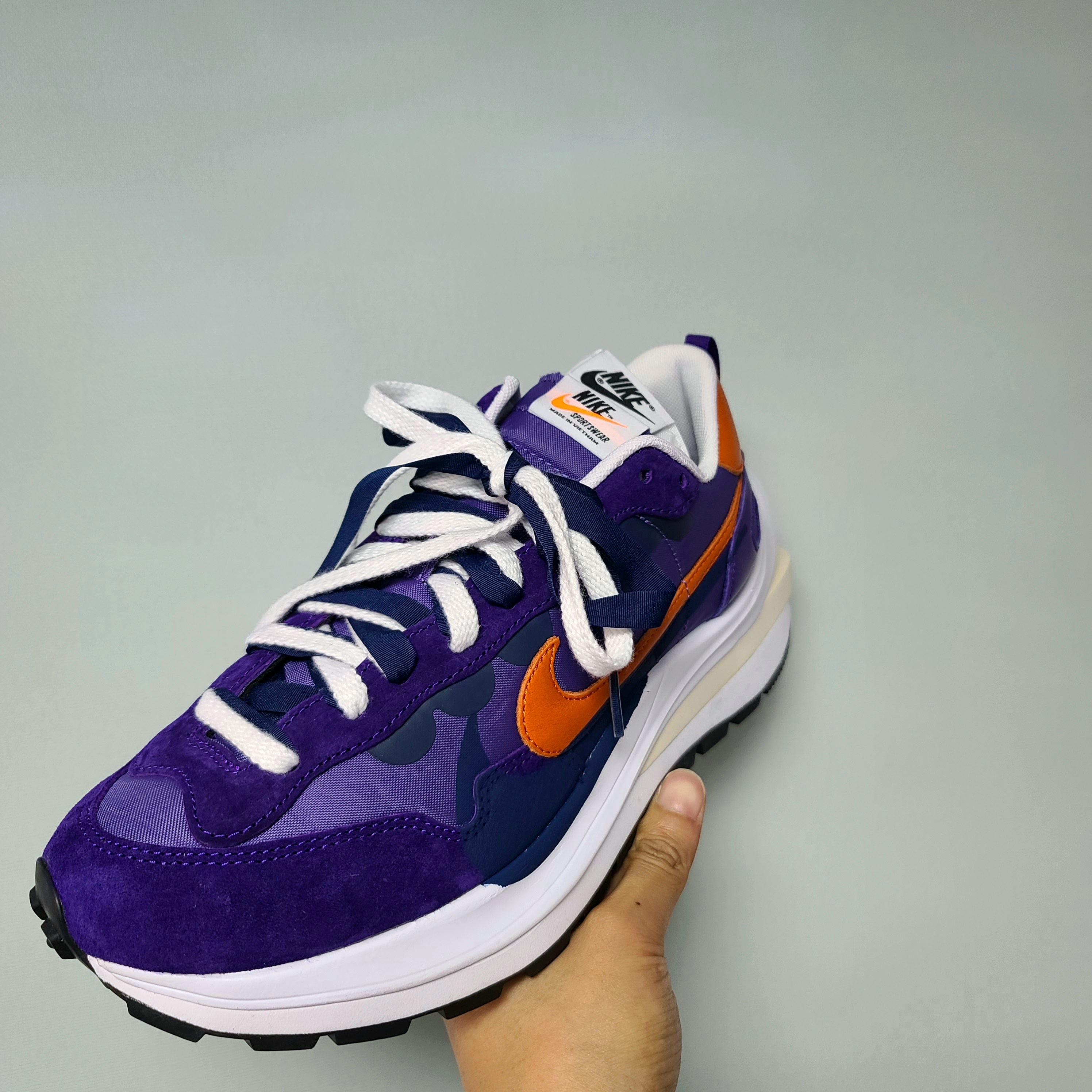Nike x Sacai VaporWaffle Dark Iris 착용 스타일 - 4