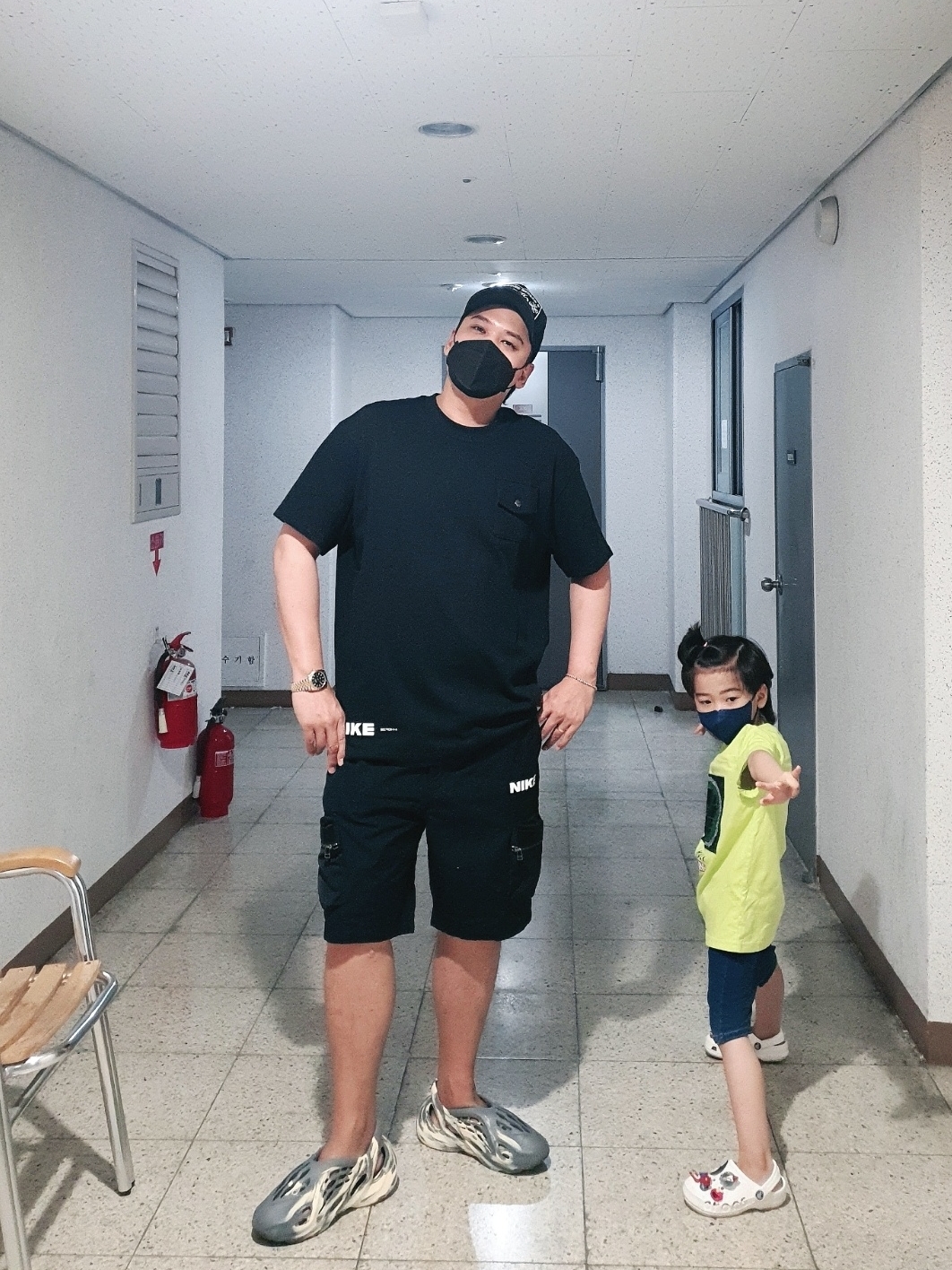 Adidas Yeezy Foam RNNR MXT Moon Gray 착용 스타일 - 3