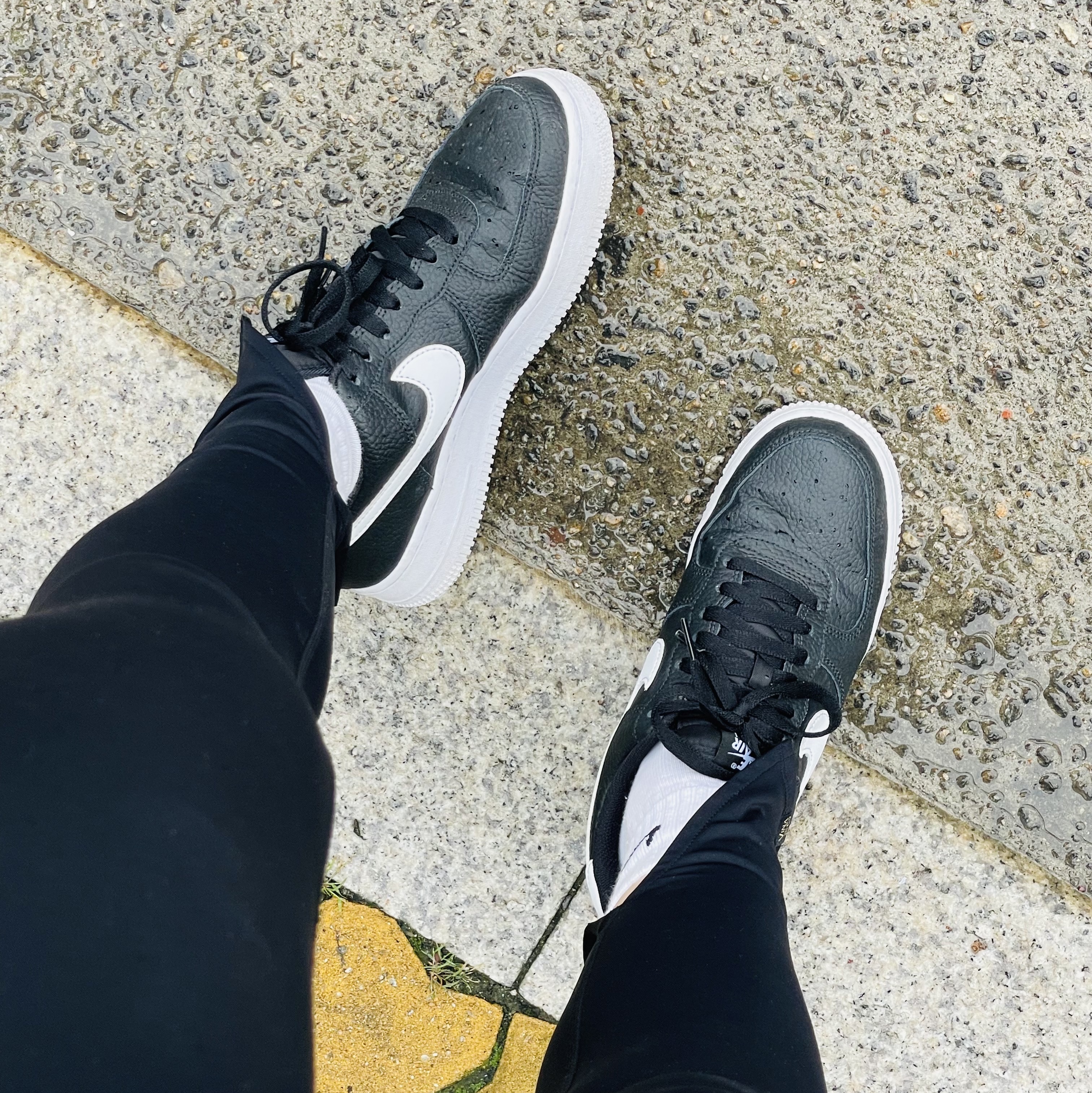 Nike Air Force 1 '07 White Black 착용 스타일 - 2