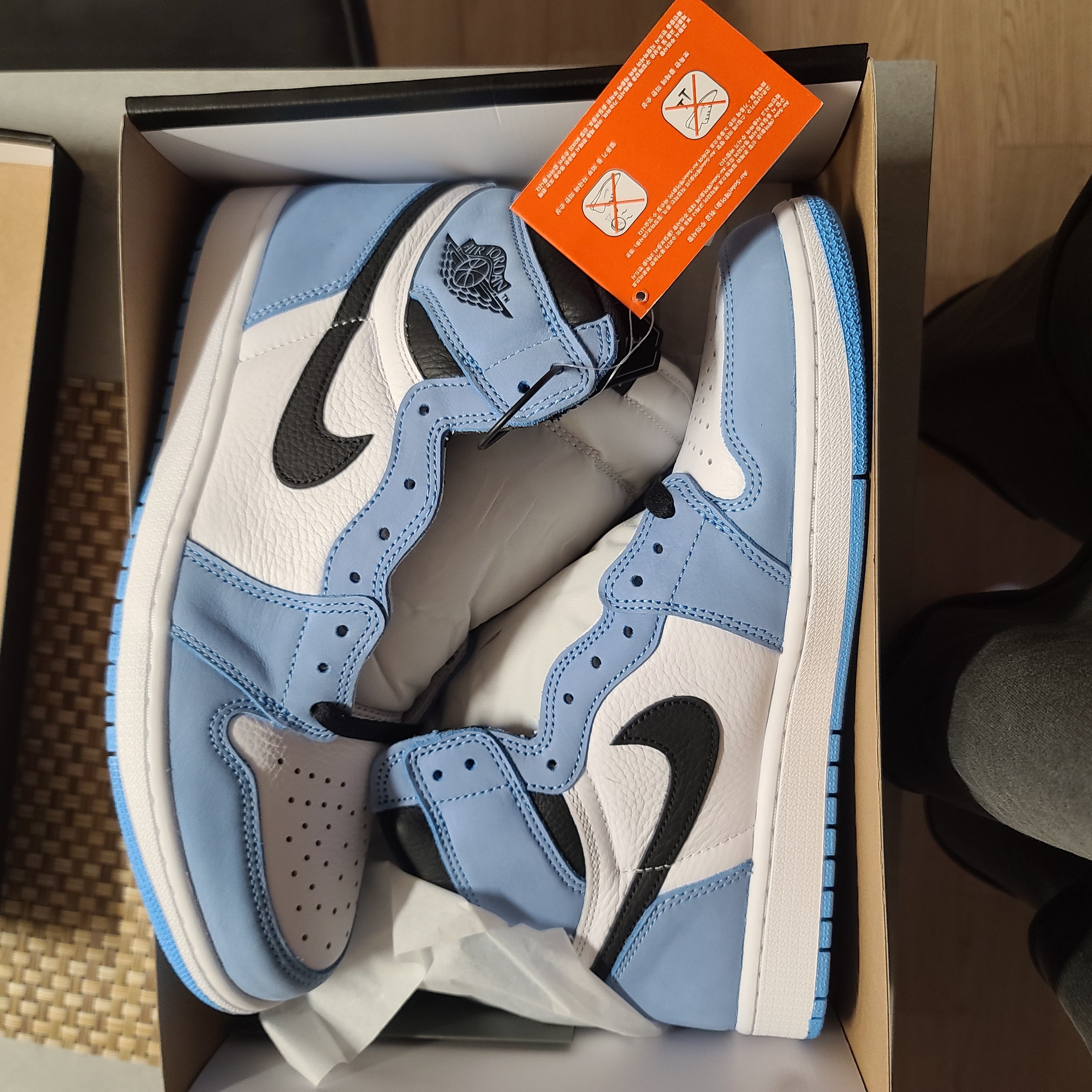 Jordan 1 Retro High OG University Blue 착용 스타일 - 2