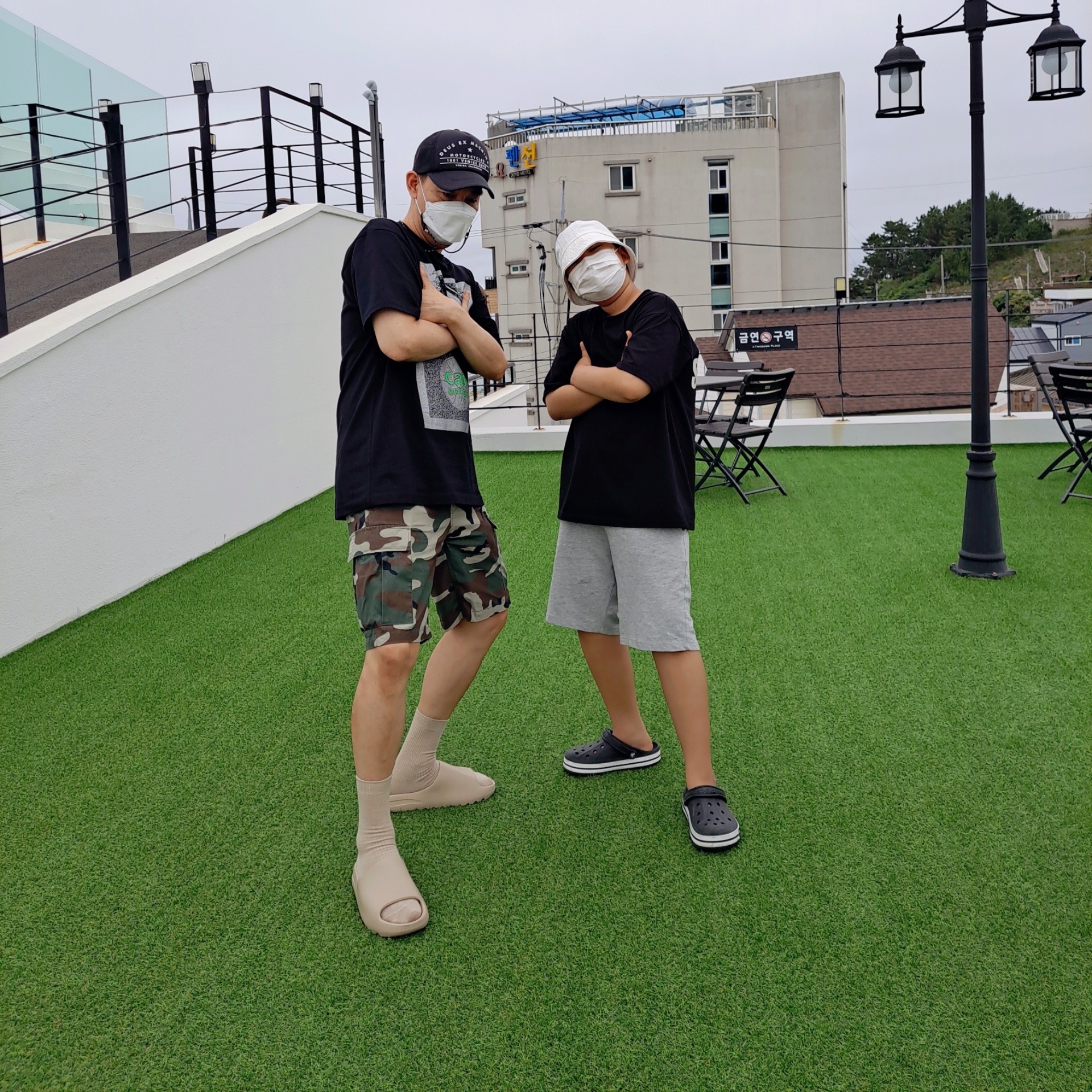 Adidas Yeezy Slide Pure 착용 스타일 - 4