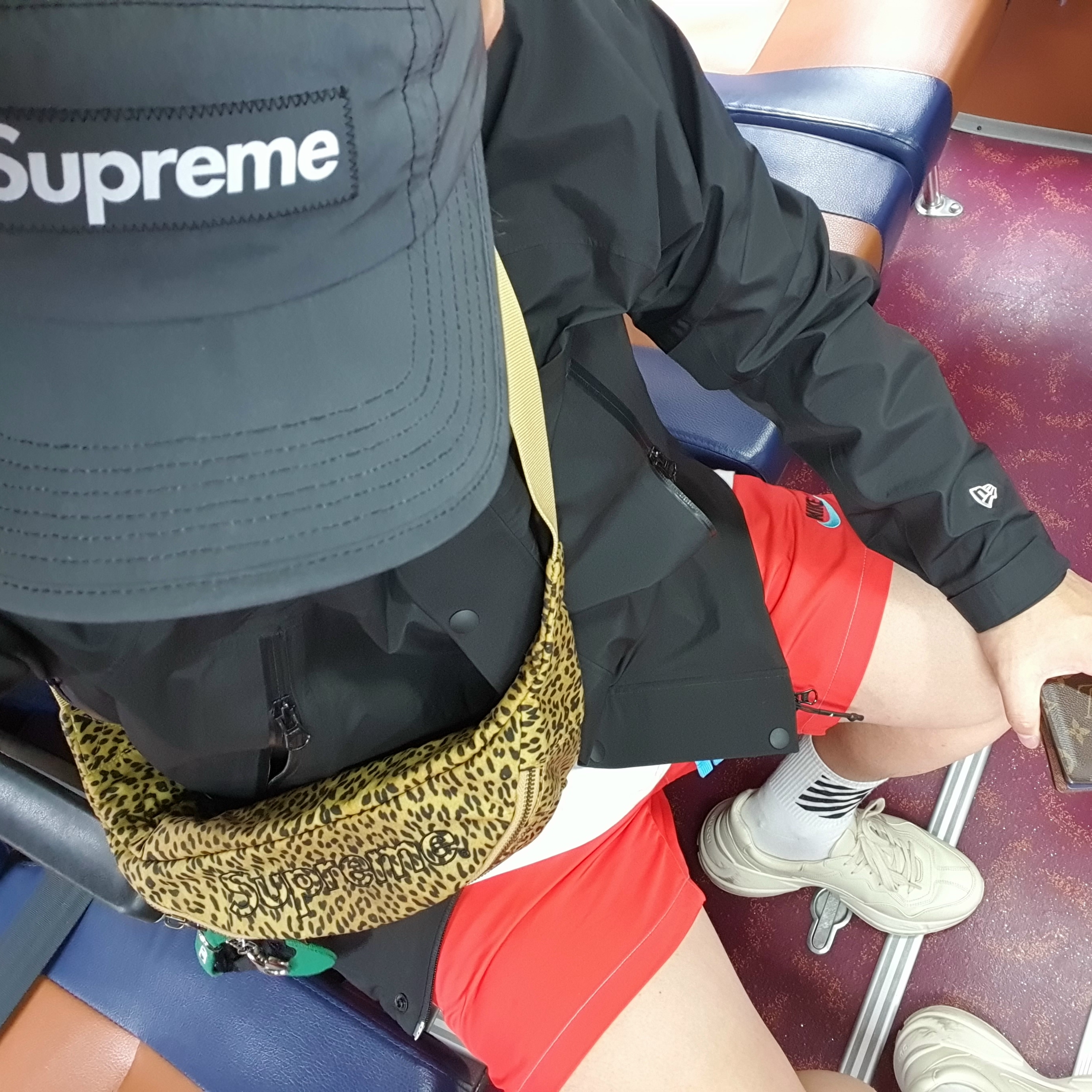 Supreme Reflective Dyed Camp Cap Black - 21SS, Supreme x Barbour Waxed Cotton Waist Bag Leopard - 20SS 착용 스타일