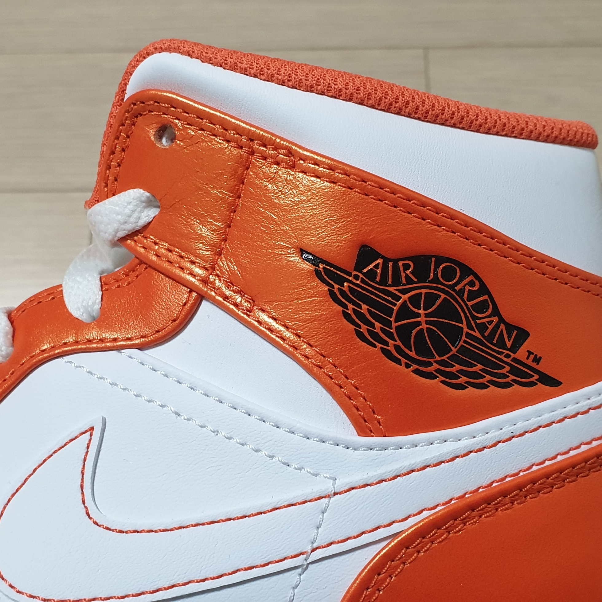 Jordan 1 Mid SE Electro Orange 착용 스타일 - 3