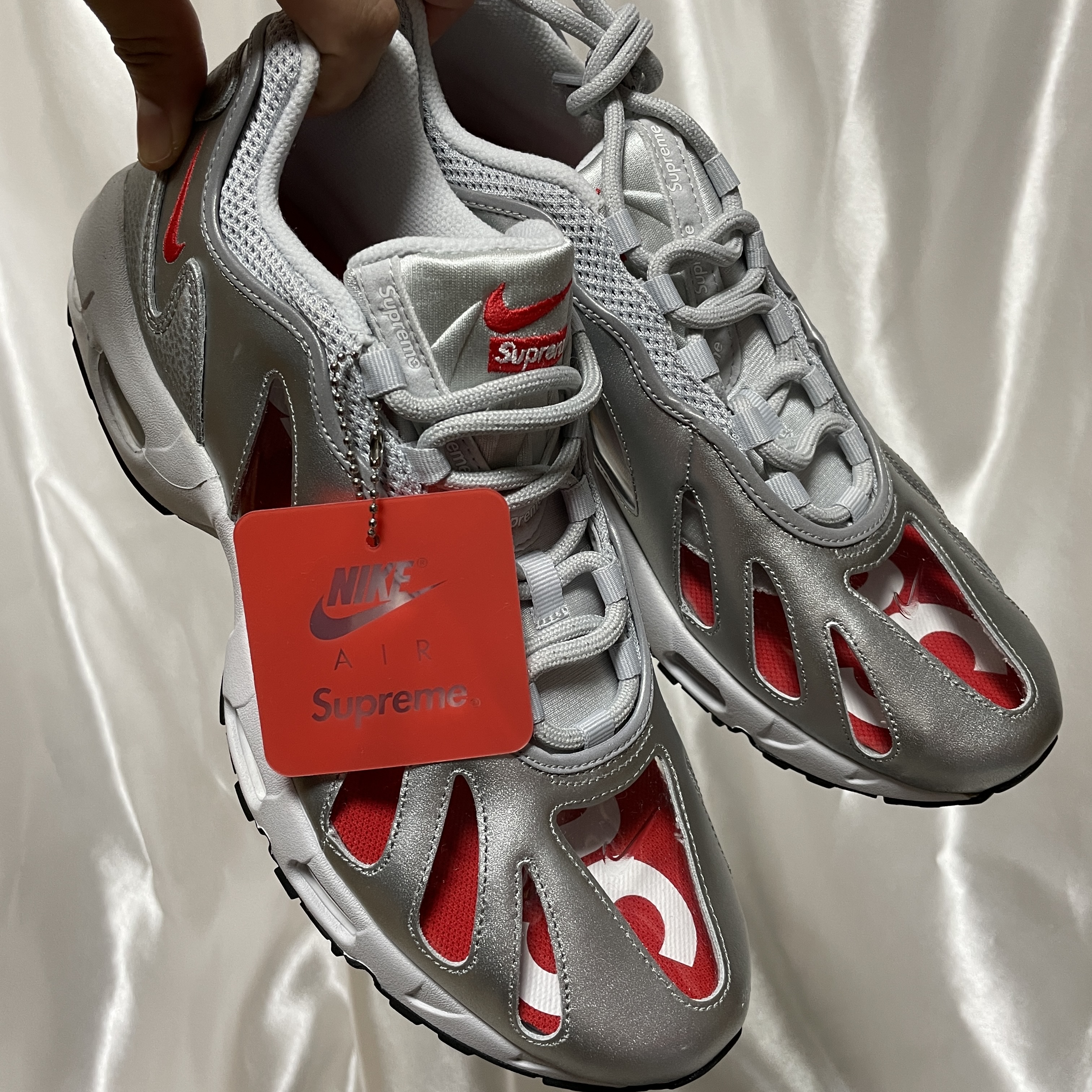 Nike x Supreme Air Max 96 Metallic Silver 착용 스타일 - 1