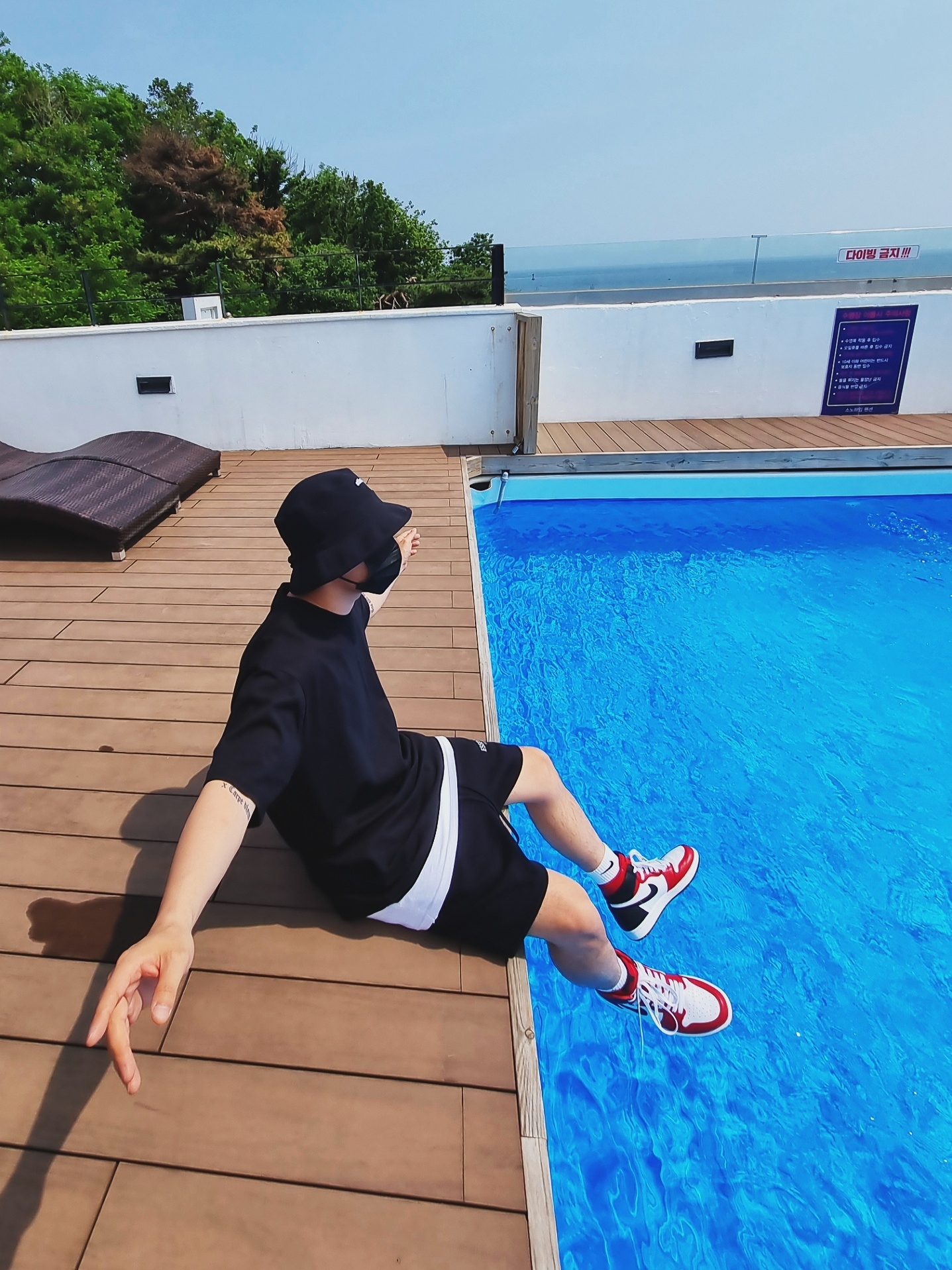 Essentials Sweatshorts Black 2020, (W) Jordan 1 Retro High Satin Red 착용 스타일