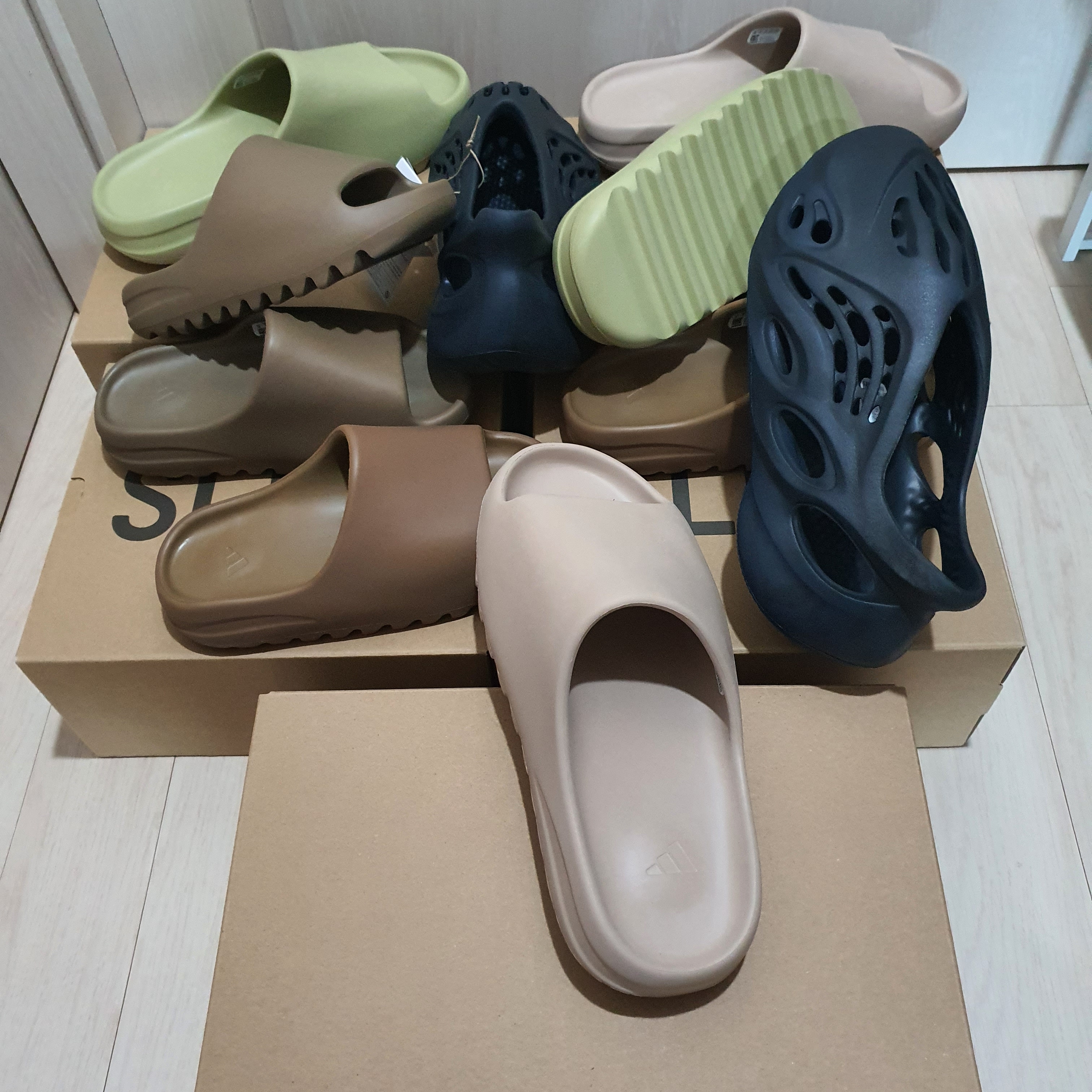 Adidas Yeezy Slide Pure, Adidas Yeezy Slide Resin 2021 착용 스타일 - 1