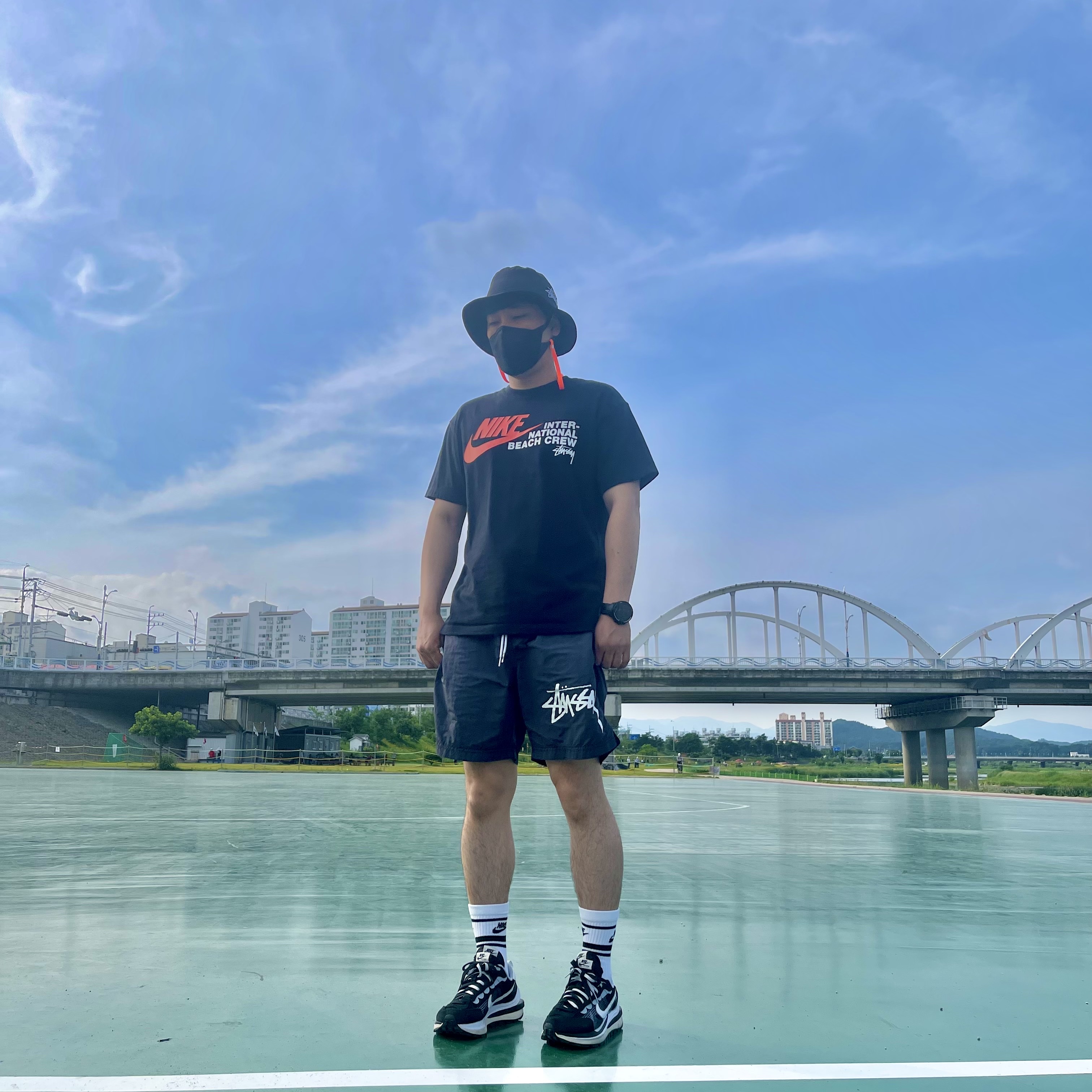 Nike x Stussy Water Shorts Off Noir, Nike x Stussy Bucket Hat Black 착용 스타일