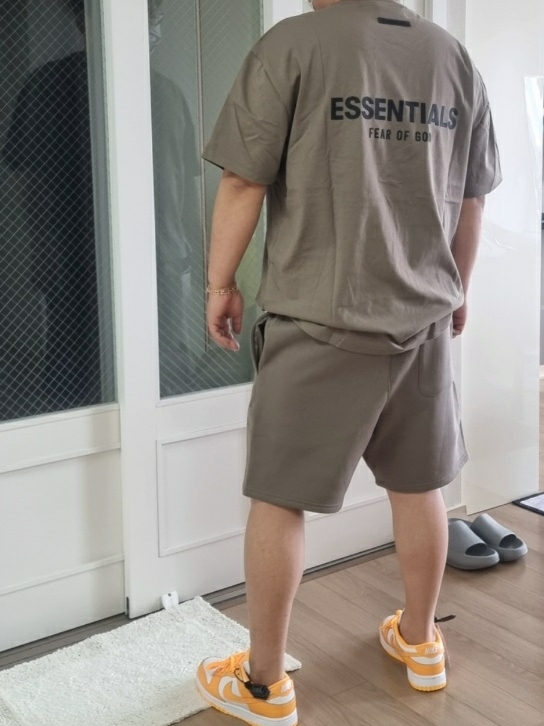 (W) Nike Dunk Low Laser Orange, Essentials Sweatshorts Taupe - 21SS 착용 스타일 - 1