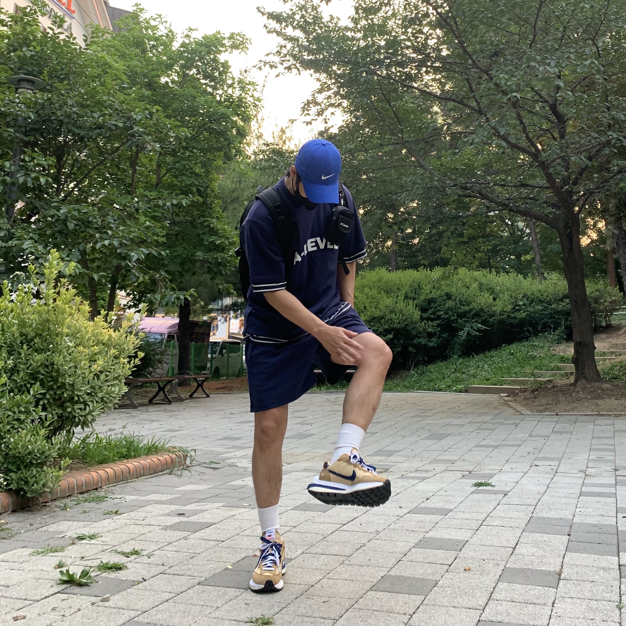 Nike x Sacai VaporWaffle Sesame and Blue Void 착용 스타일 - 3