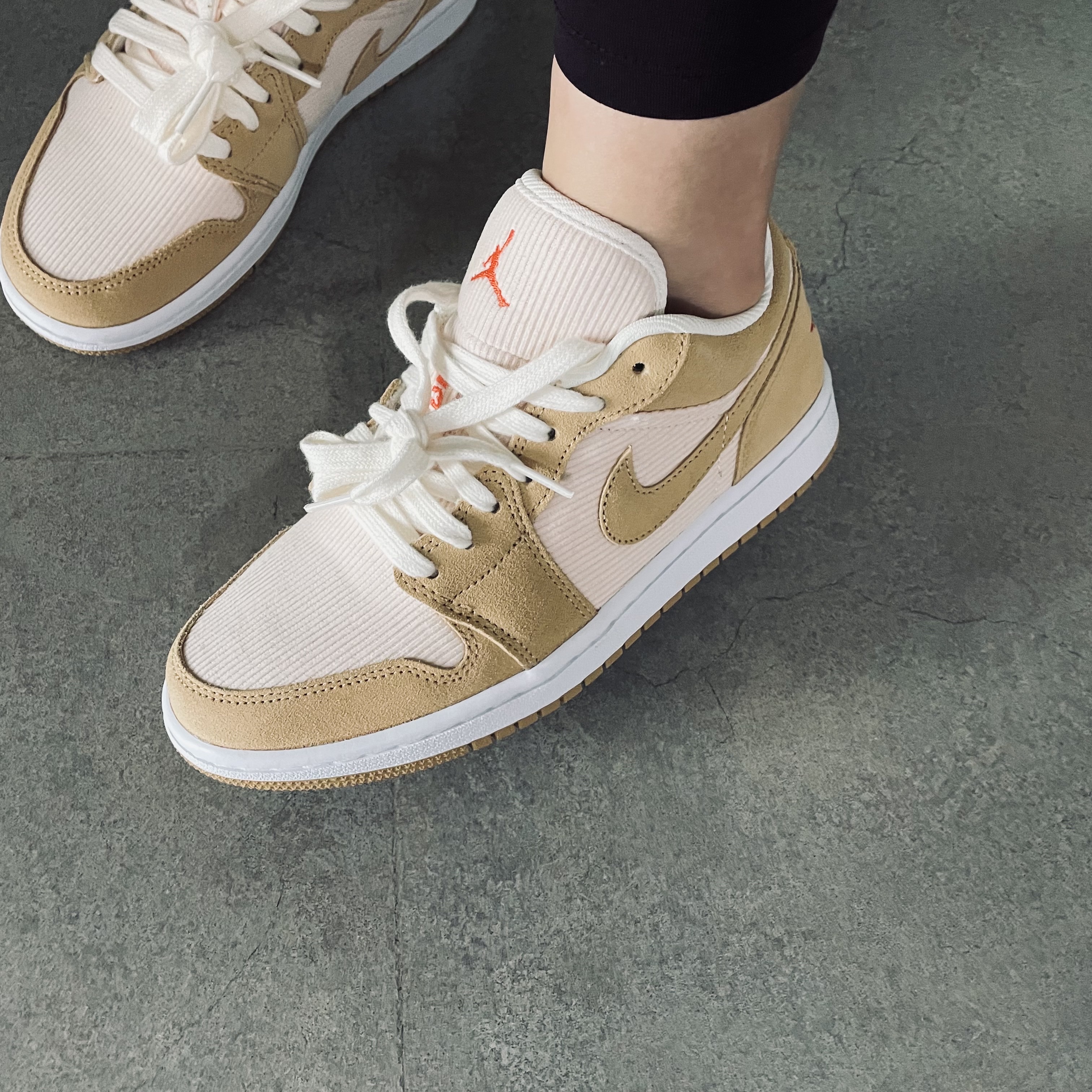 (W) Jordan 1 Low SE Corduroy Tan 착용 스타일 - 1