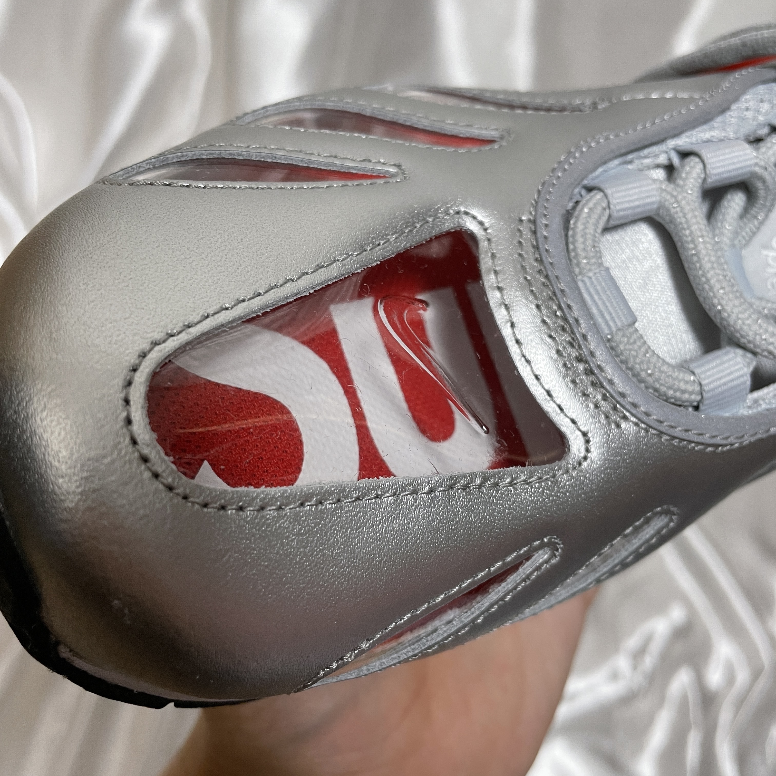 Nike x Supreme Air Max 96 Metallic Silver 착용 스타일 - 3