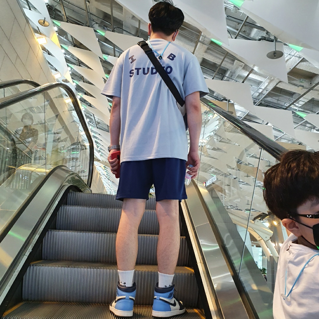 IAB Studio T-Shirt Ash Blue - 21SS, IAB Studio Track Shorts Navy - 21SS 착용 스타일