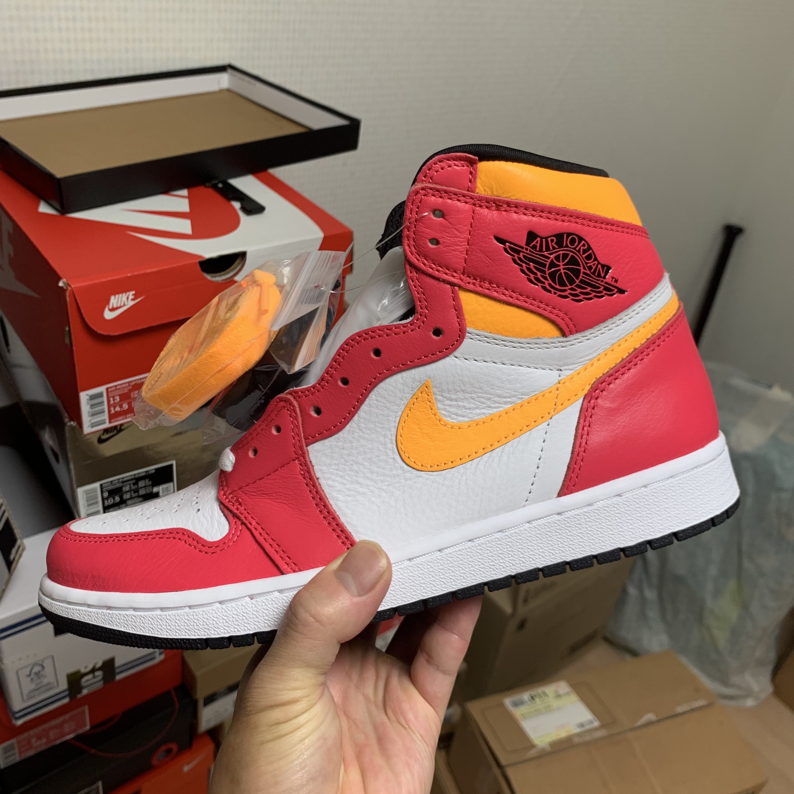Jordan 1 Retro High OG Light Fusion Red 착용 스타일