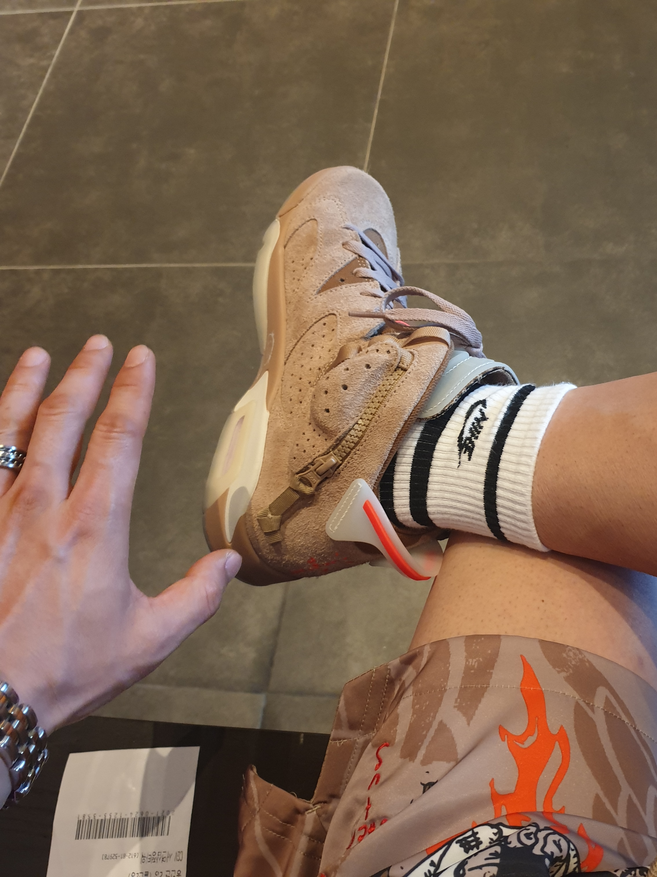 Jordan 6 x Travis Scott Retro SP British Khaki, Jordan x Travis Scott S/S Top - Asia 착용 스타일 - 2