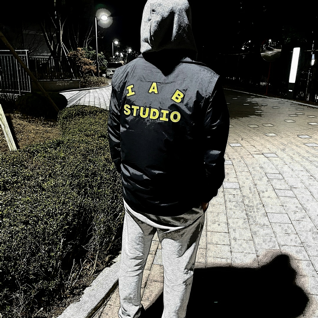 IAB Studio x Asics Windbreaker Black 착용 스타일
