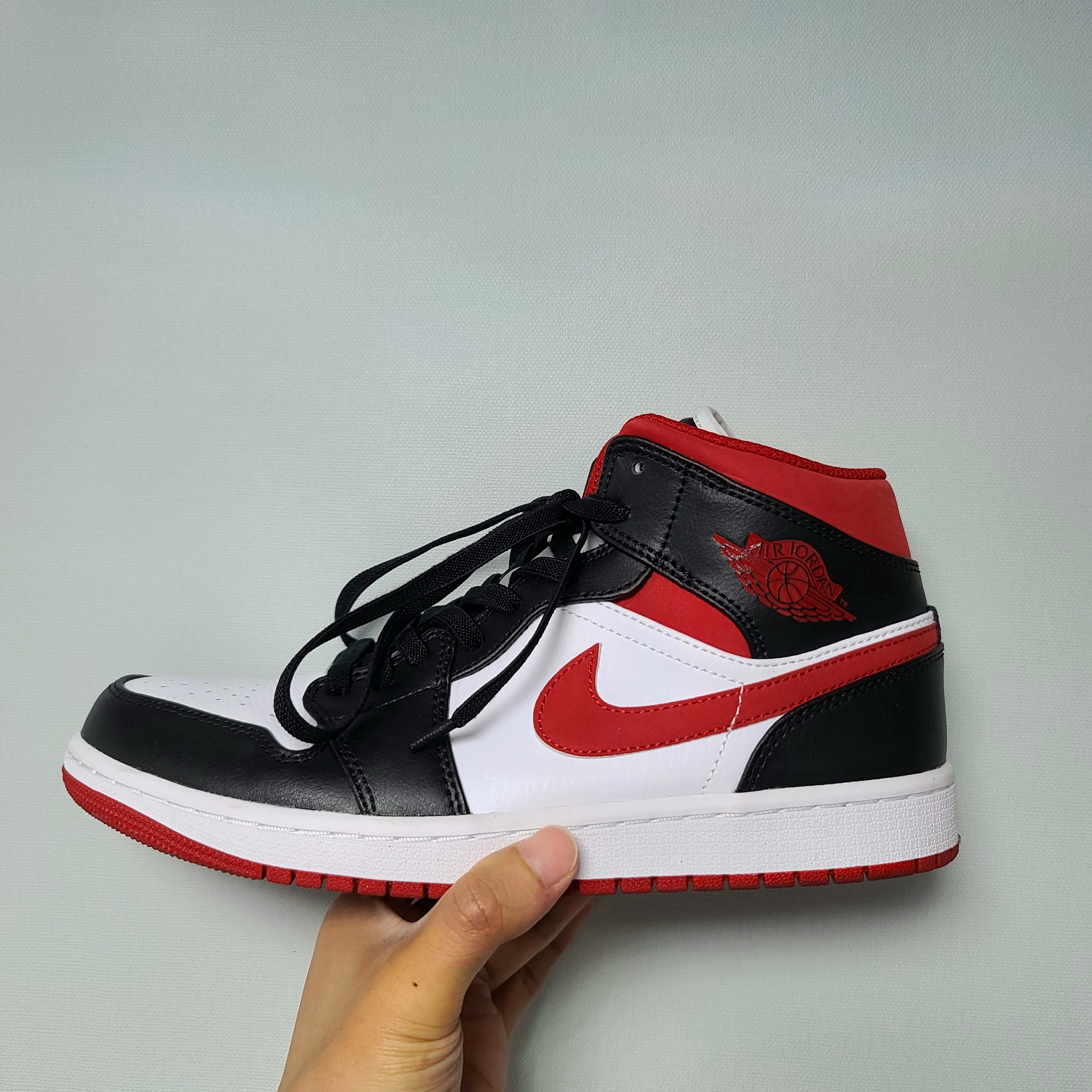 Jordan 1 Mid Gym Red Black White 착용 스타일 - 3