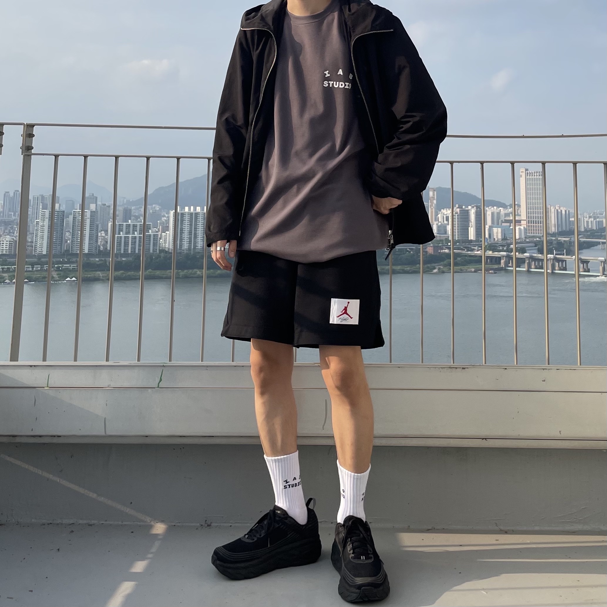 IAB Studio At Home T-Shirt Charcoal, IAB Studio White & Ash Blue Socks (3 Pack) 착용 스타일
