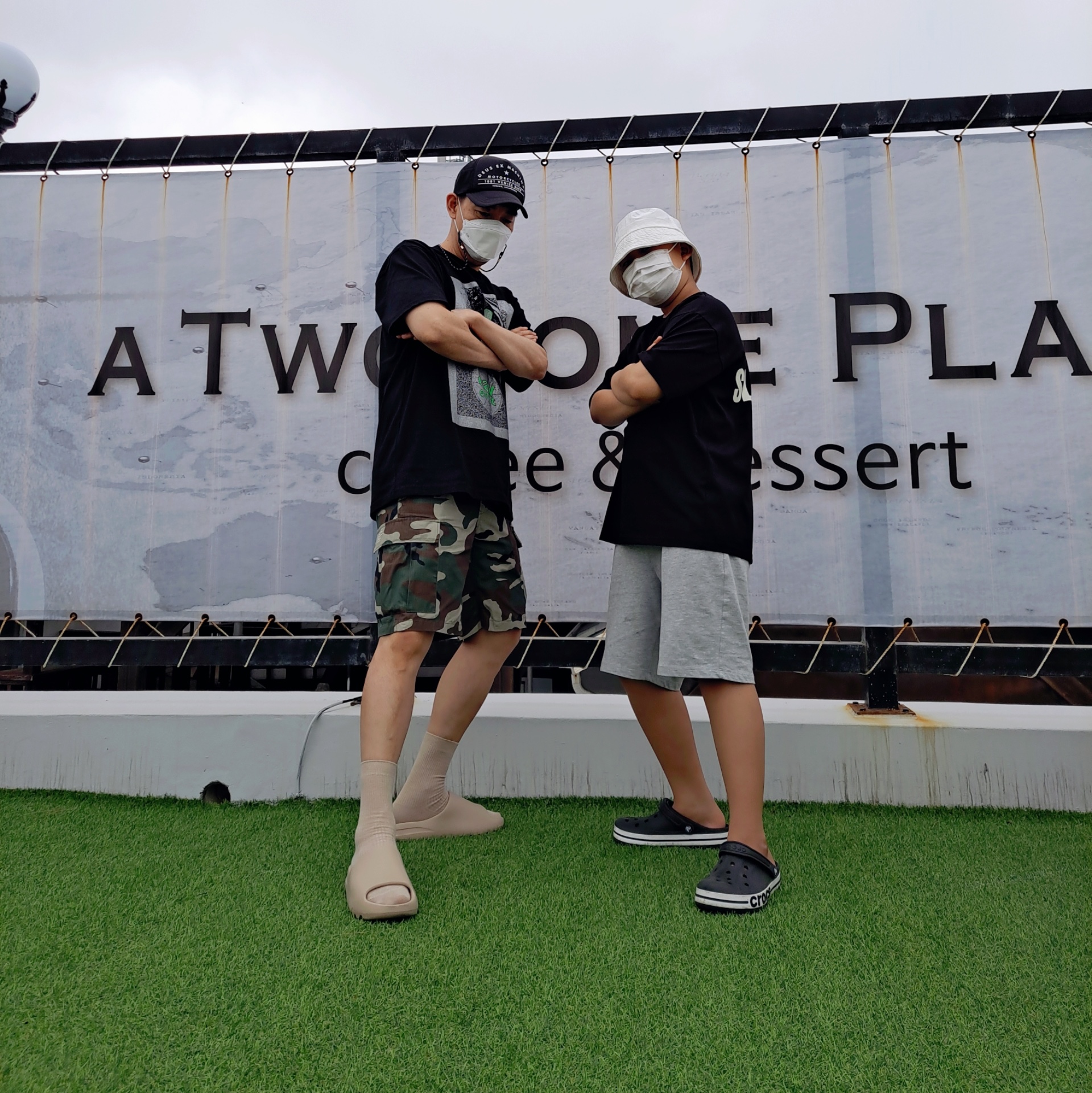 Adidas Yeezy Slide Pure 착용 스타일 - 1