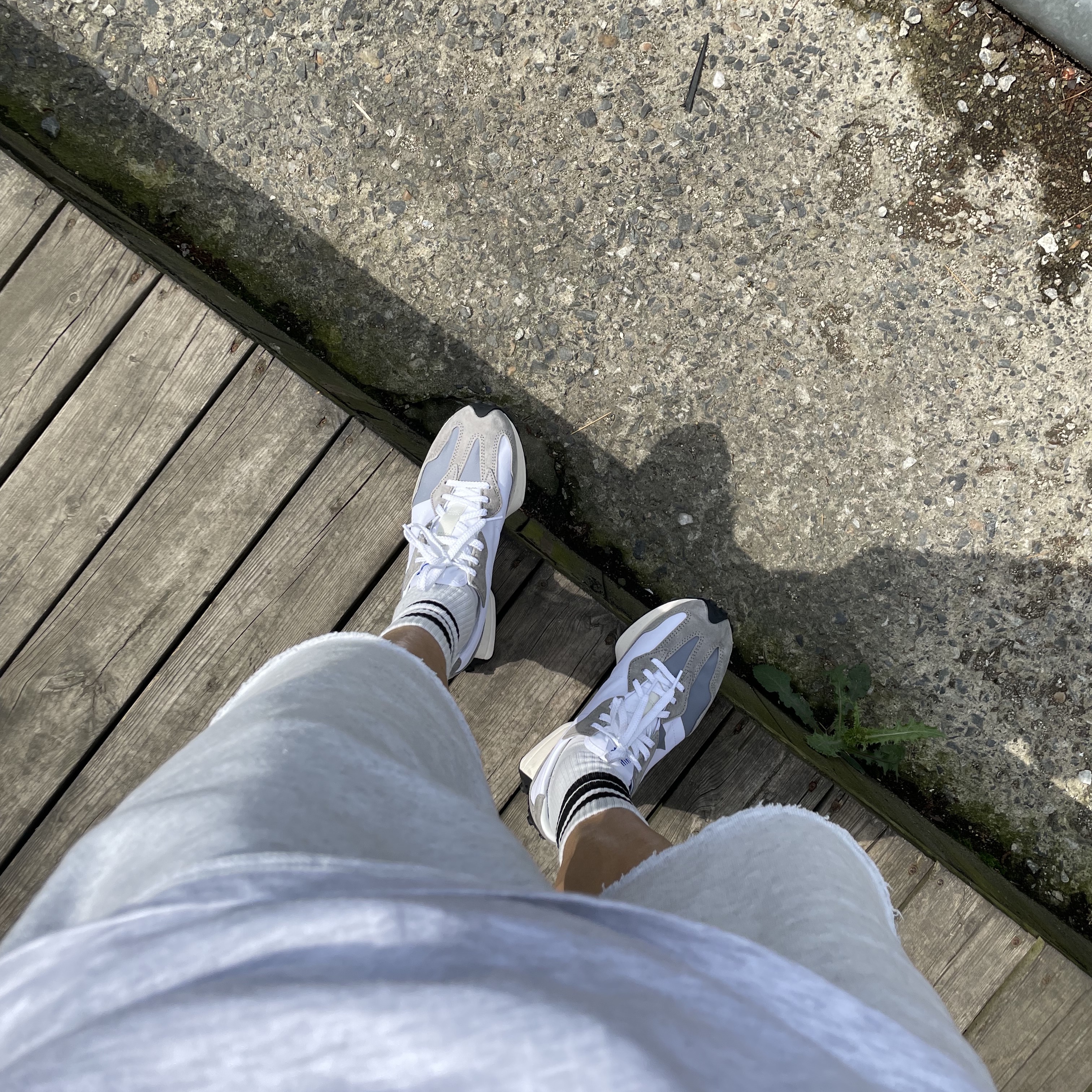 New Balance 327 Grey 착용 스타일