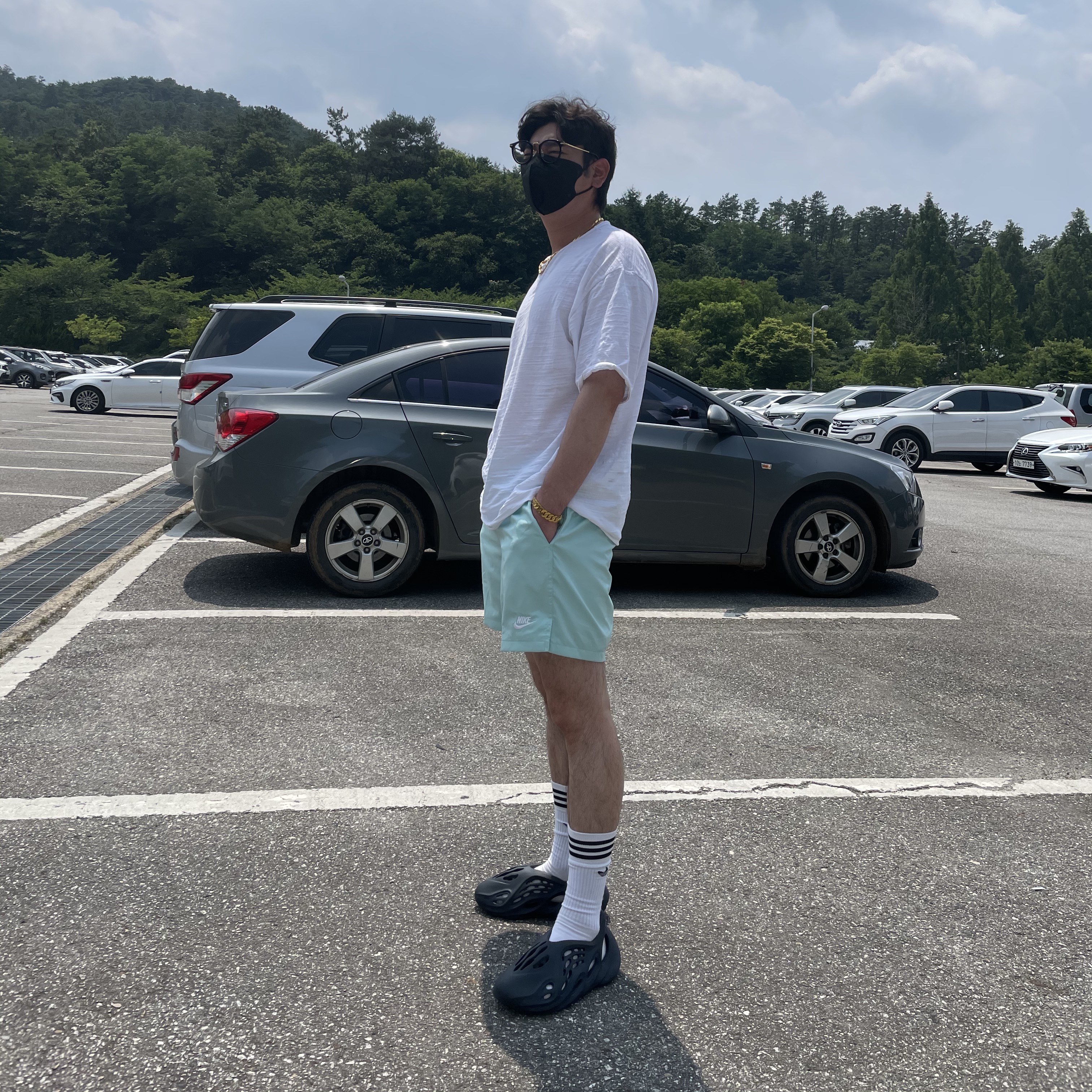 Adidas Yeezy Foam RNNR Mineral Blue 착용 스타일
