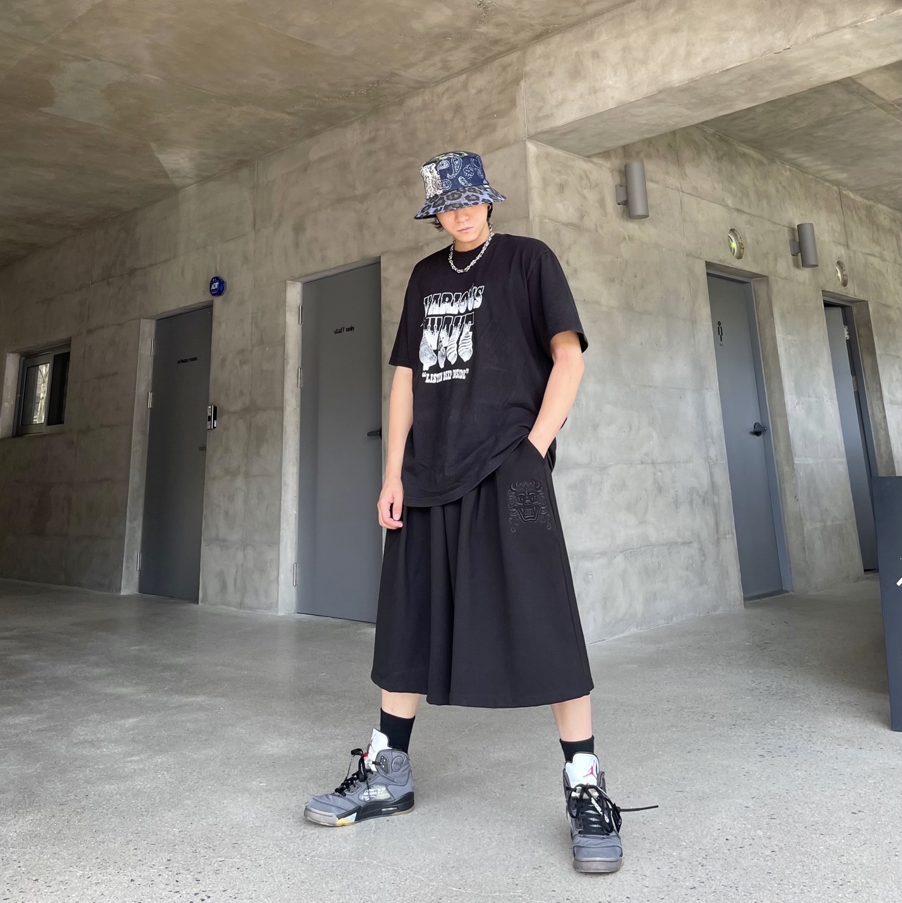 Jordan 5 x Off-White Retro SP Black Muslin 착용 스타일 - 3