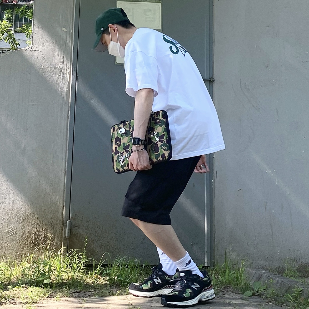 New Balance x BAPE 2002R Black Camo (Special Box) 착용 스타일 - 1
