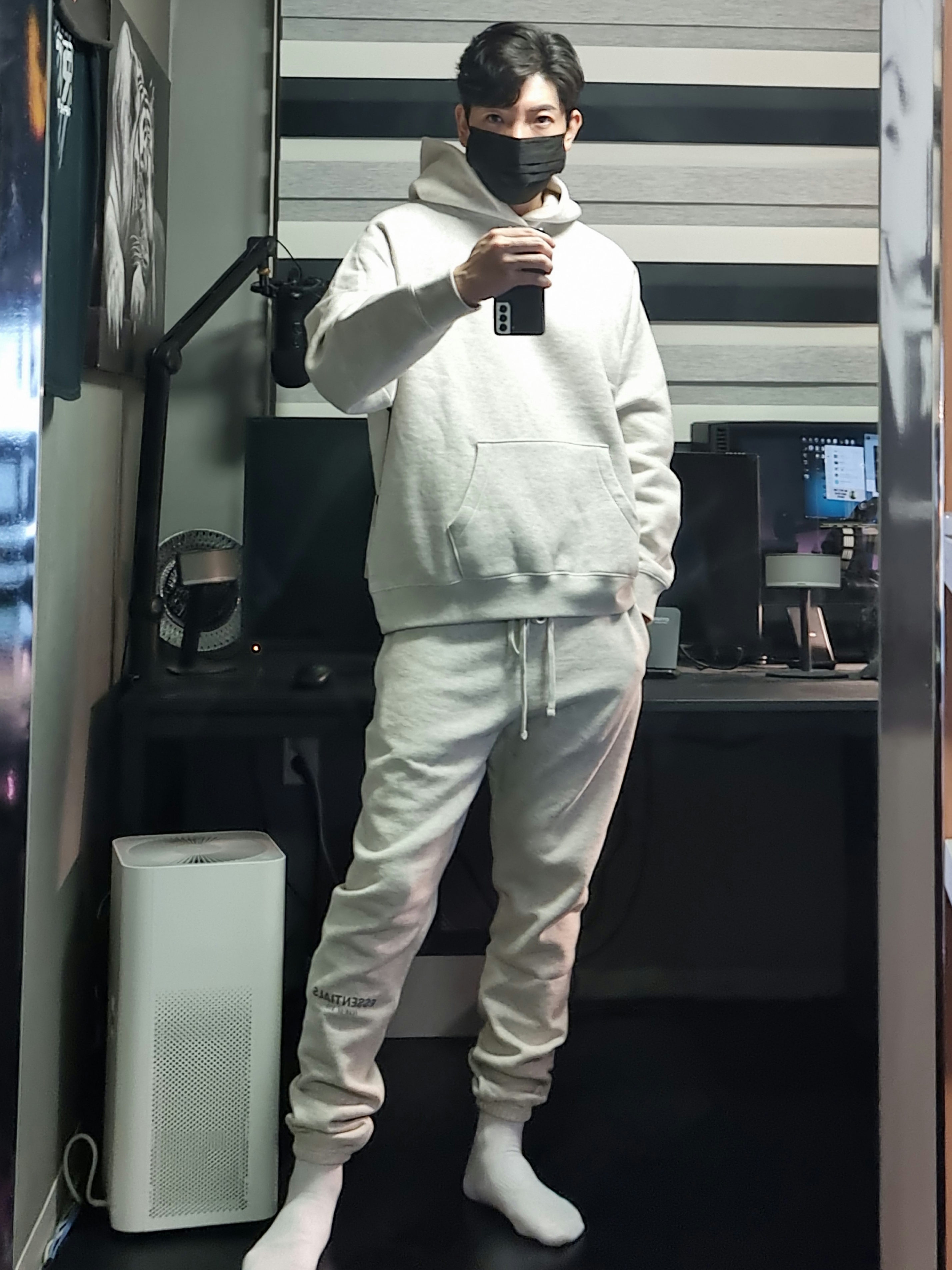Essentials Pull-Over Hoodie Oatmeal - 21SS, Essentials Sweatpants Oatmeal - 21SS 착용 스타일 - 1