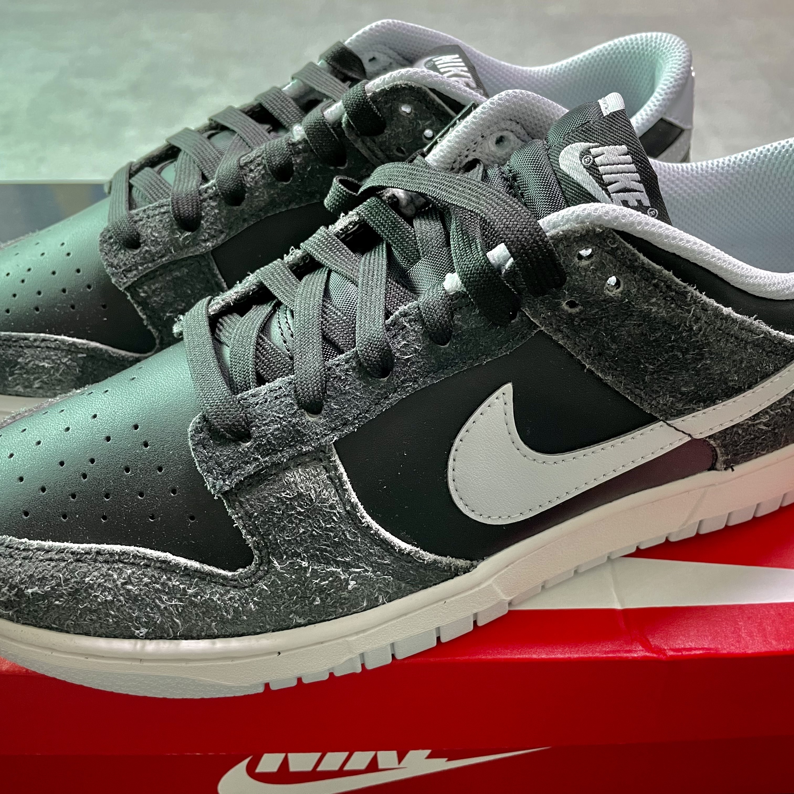 Nike Dunk Low Retro PRM Zebra 착용 스타일