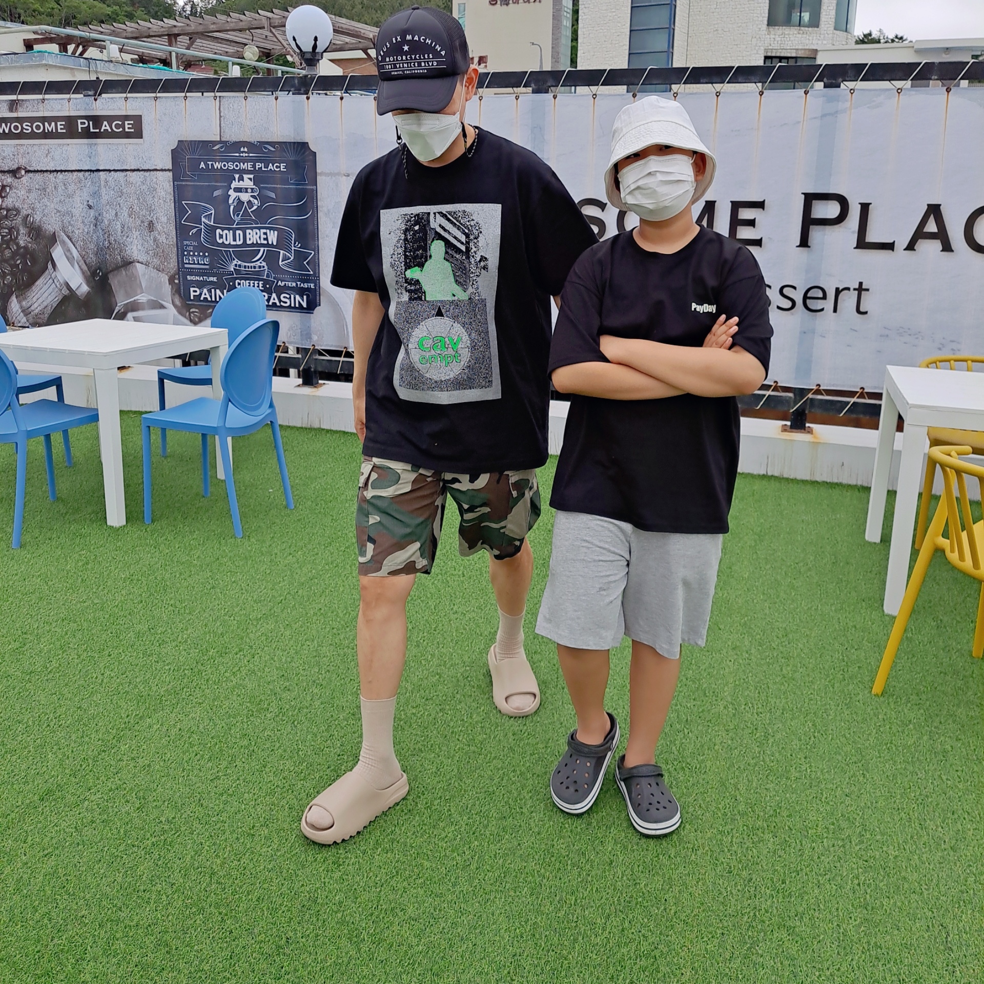 Adidas Yeezy Slide Pure 착용 스타일 - 2